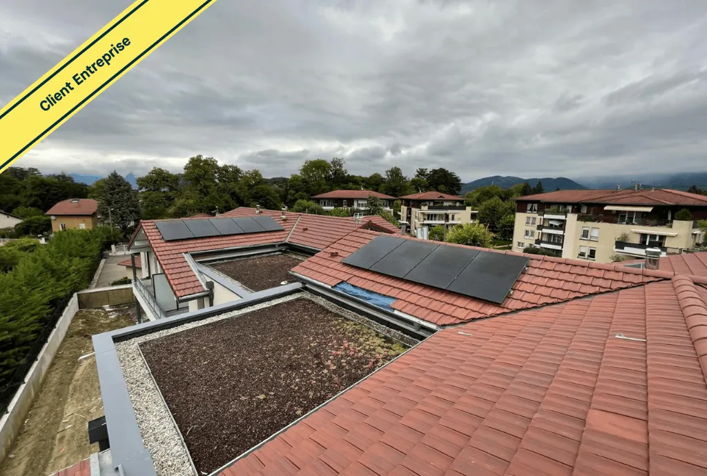 Photo d'un toit d’une entreprise à Varces-Allières-et-Risset équipée de panneaux photovoltaïques dont l'installation a été faite par Solarock.