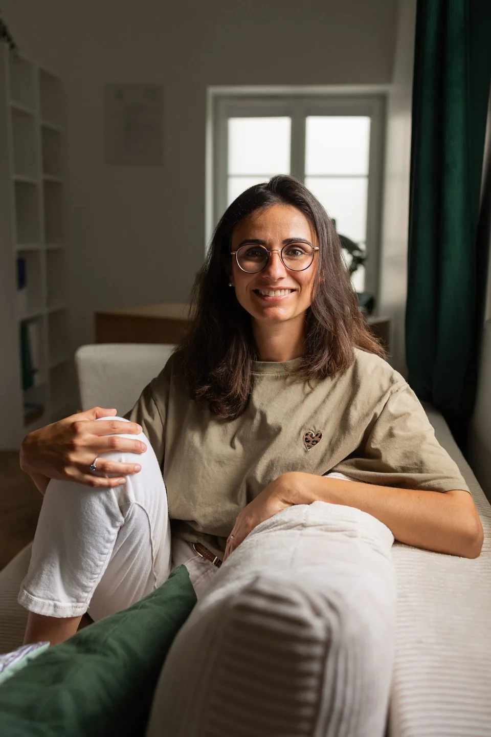 Camille Murillo, naturopathe à Tours, dans son cabinet