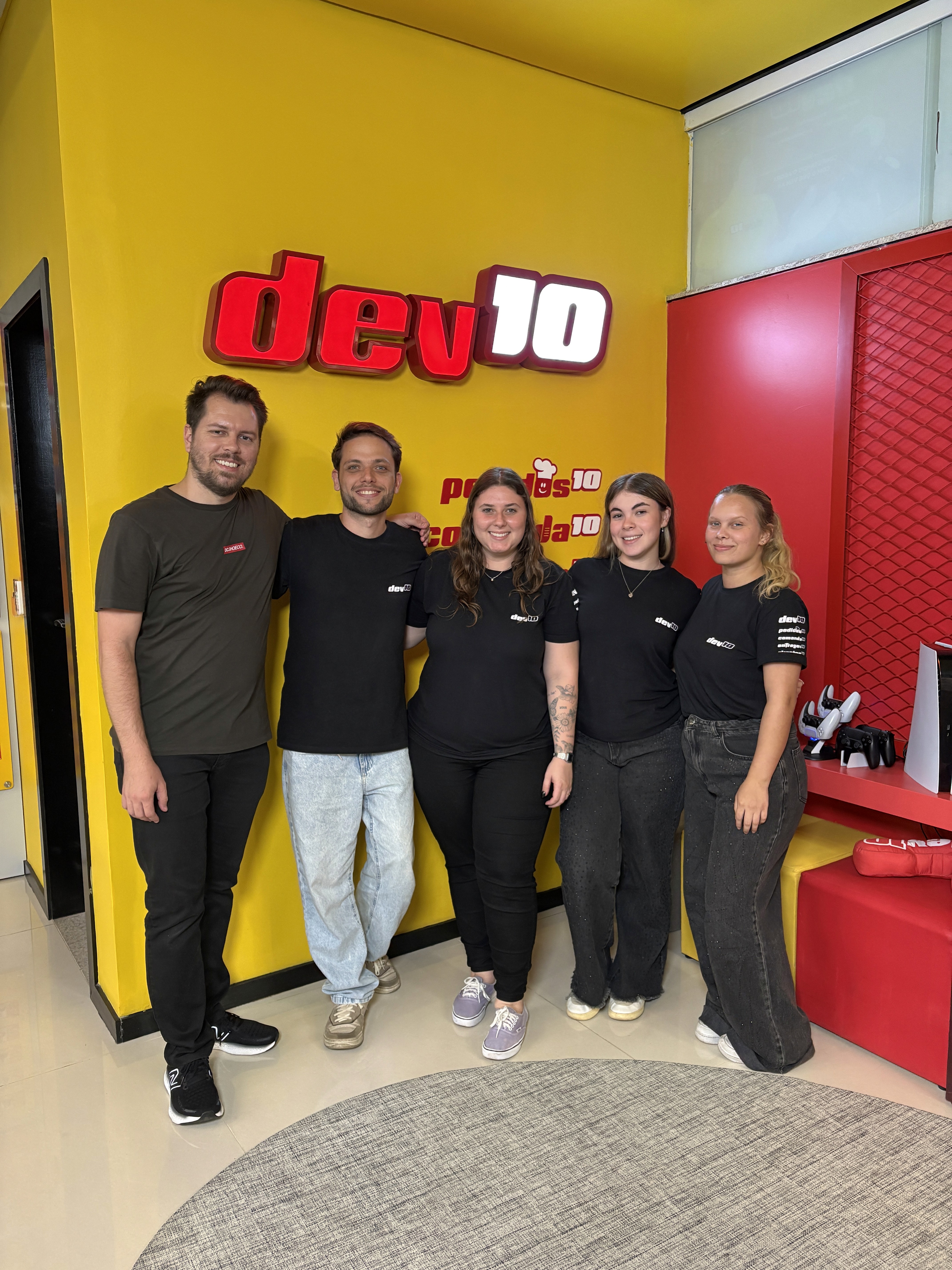 Adilson videomaker com funcionários parceiros da DEV10 criadora do delivery Pedidos10 em Brusque