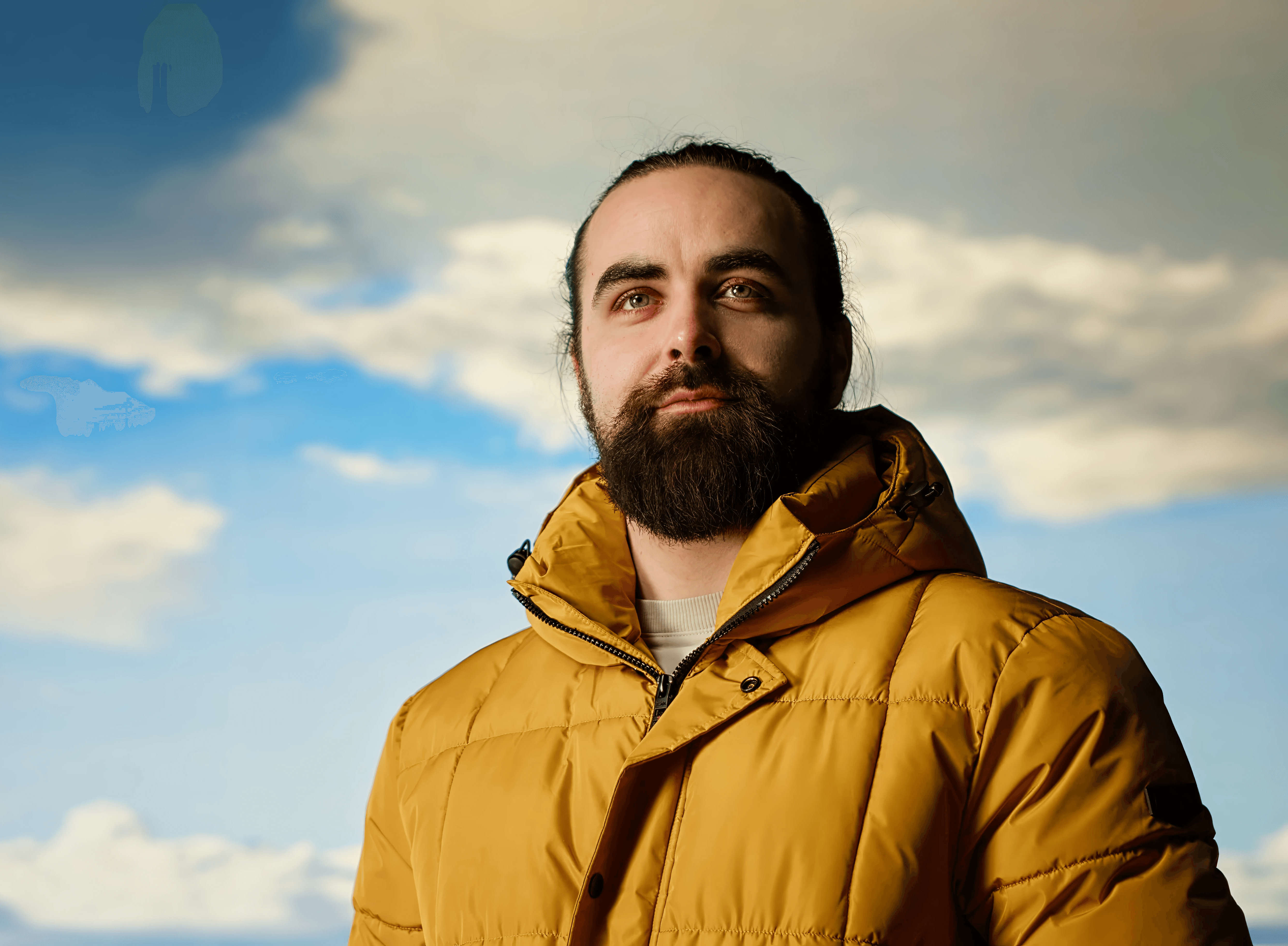 Il cercatore di avventure in abiti caldi gode della serenità del deserto