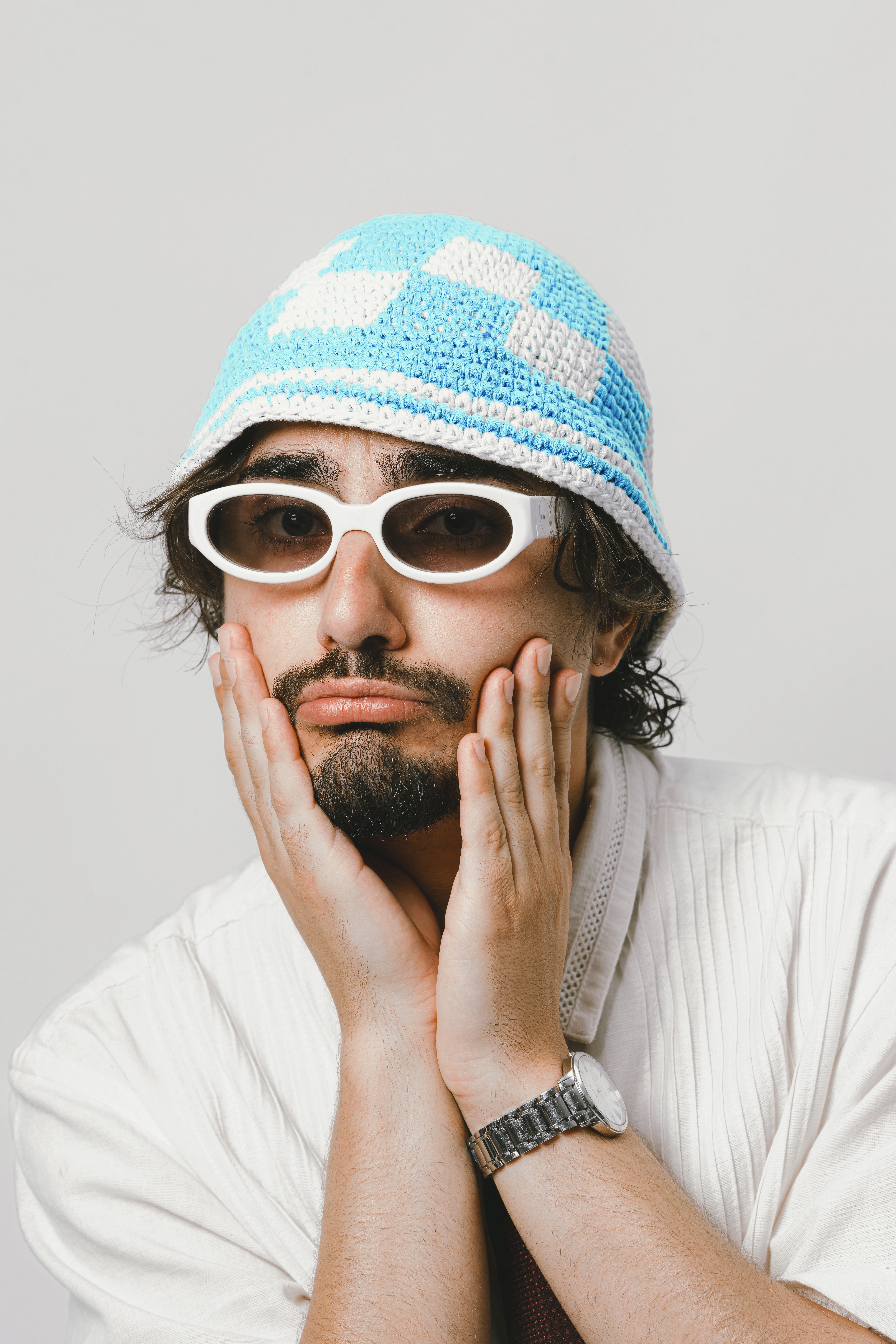 Portrait créatif de l'artiste Upsilone, reflétant son univers musical disco et dynamique.