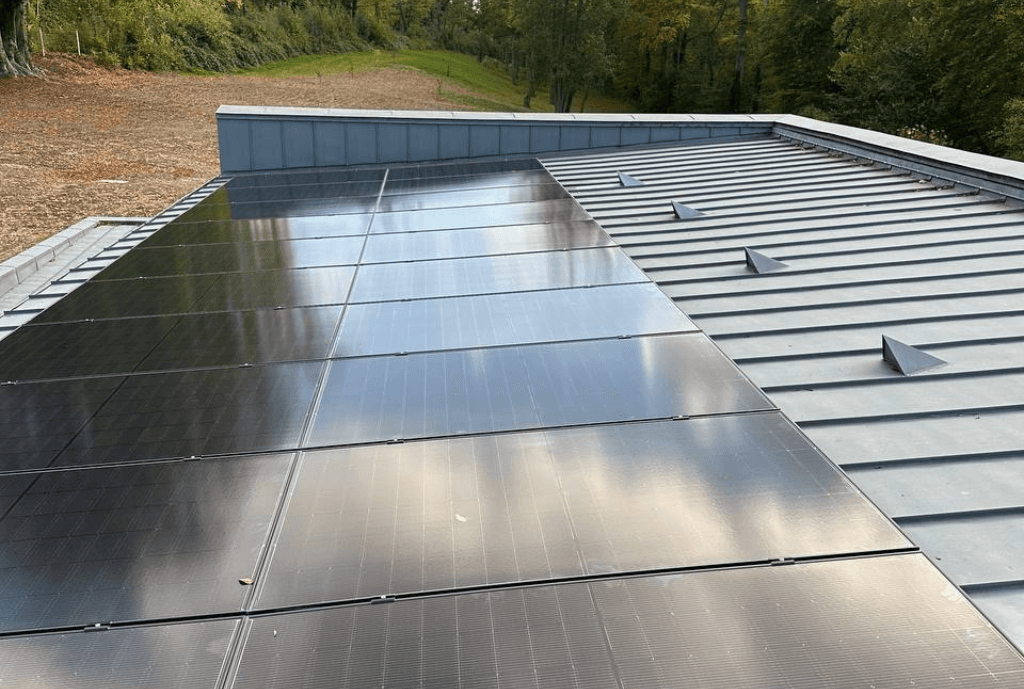 Photo d'une maison à Eu en France équipée de panneaux photovoltaïques dont l'installation a été faite par Solarock.
