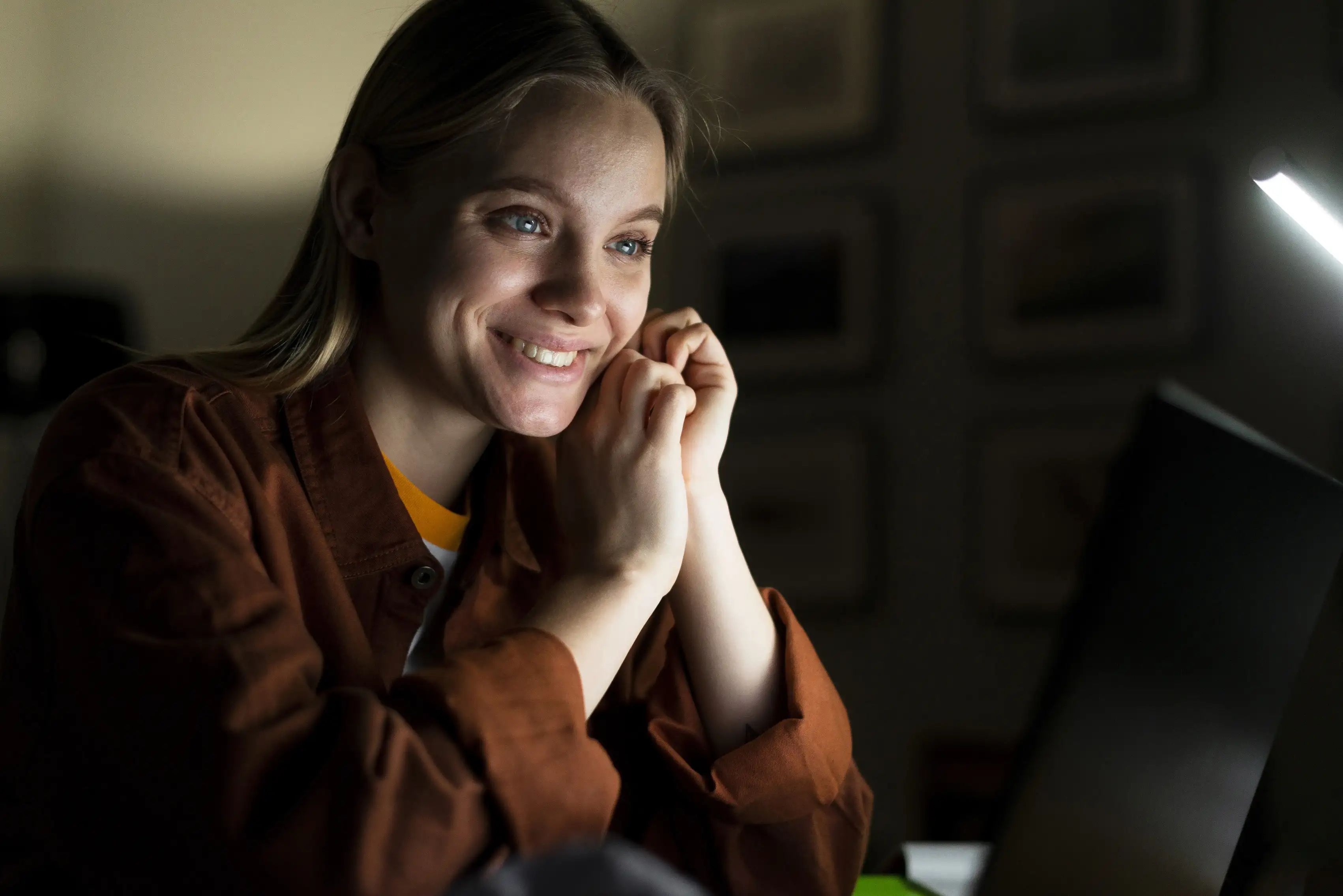 Mulher cliente da Matrix Energia com liberdade para escolher sua energia.