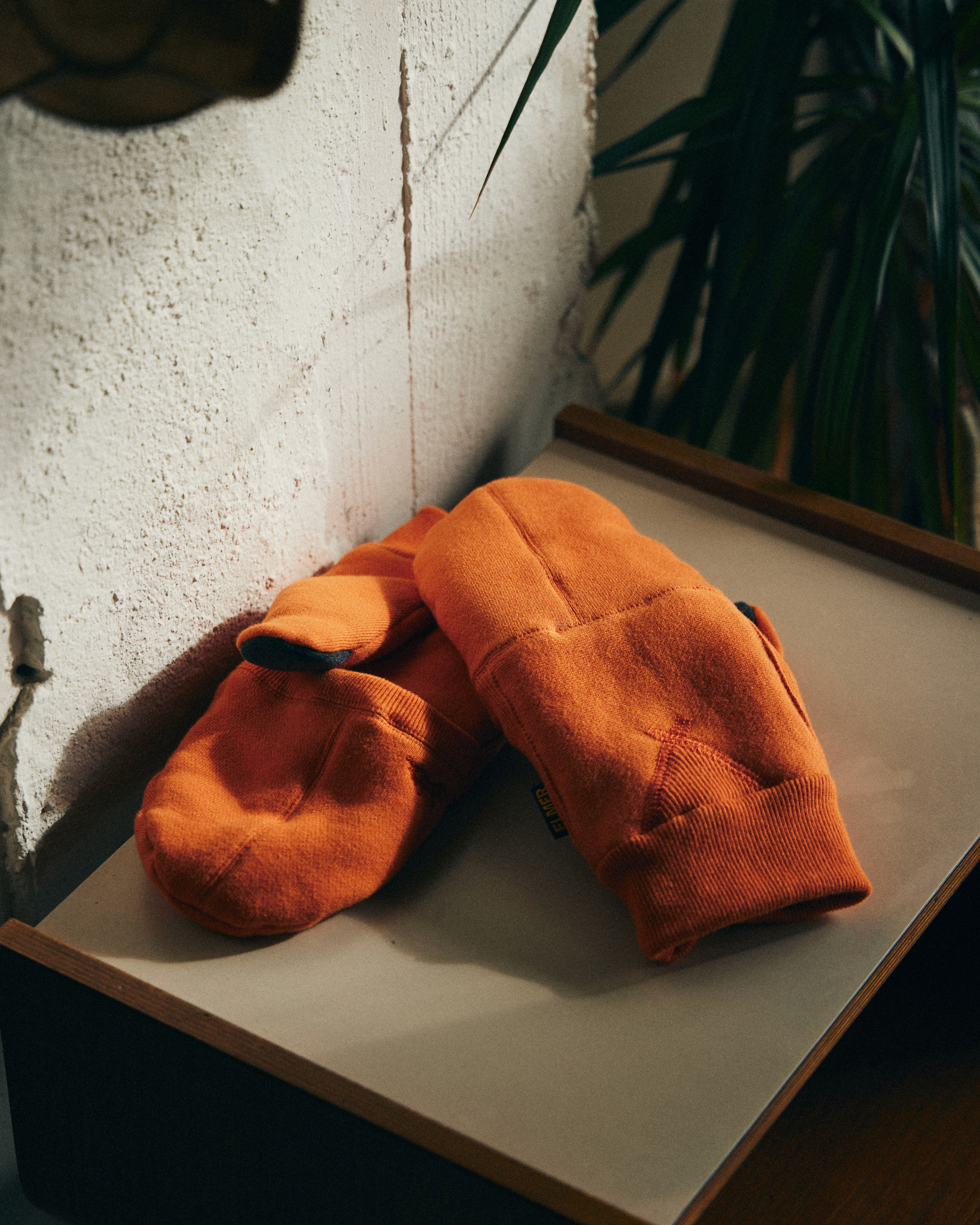 Nature morte de moufles techniques de la marque Elmer posées sur une table