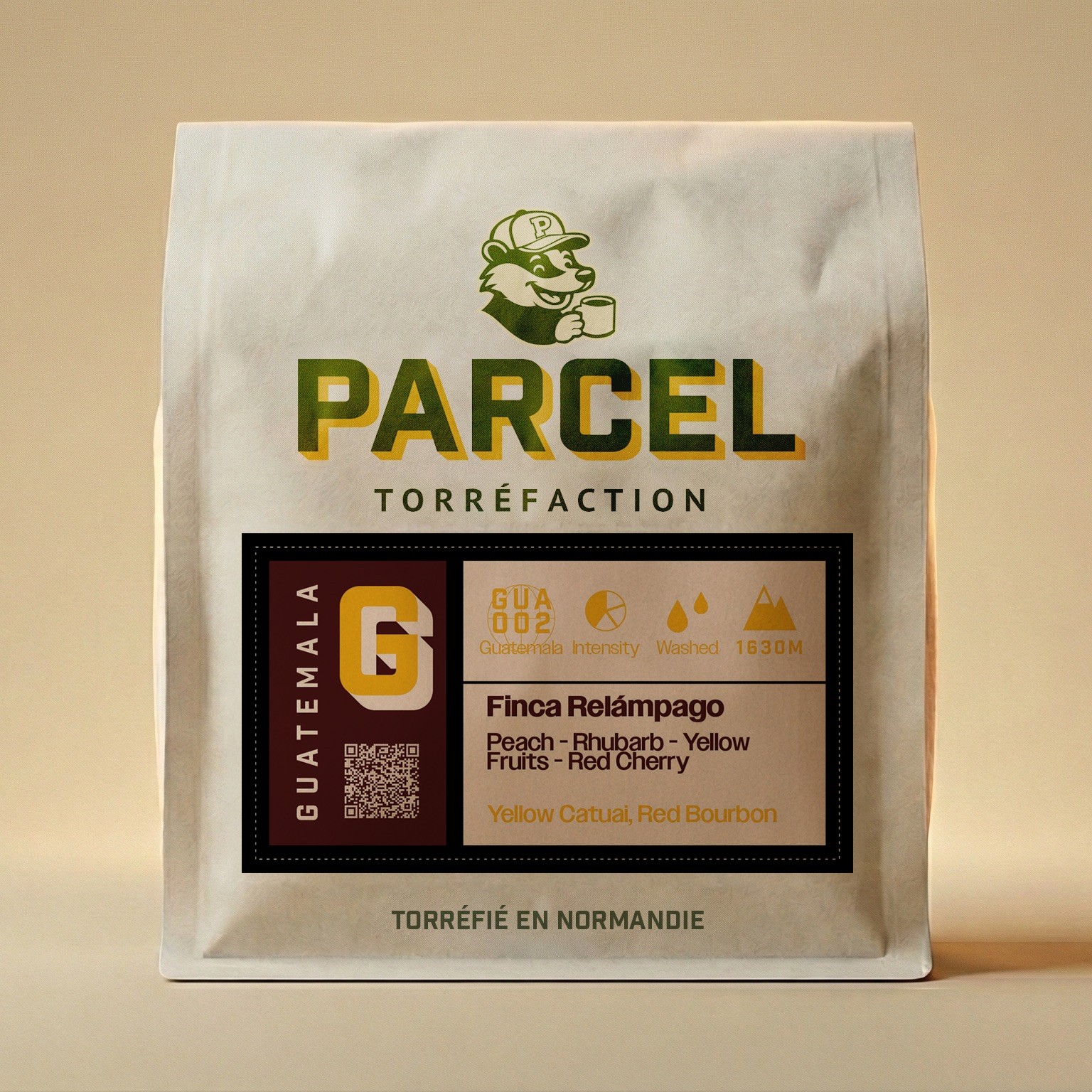Parcel Torréfaction Guatemala Finca Relámpago coffee bag showing peach, rhubarb, yellow fruits, and red cherry flavor description, made from Yellow Catuaí and Red Bourbon varietals, labeled clearly.