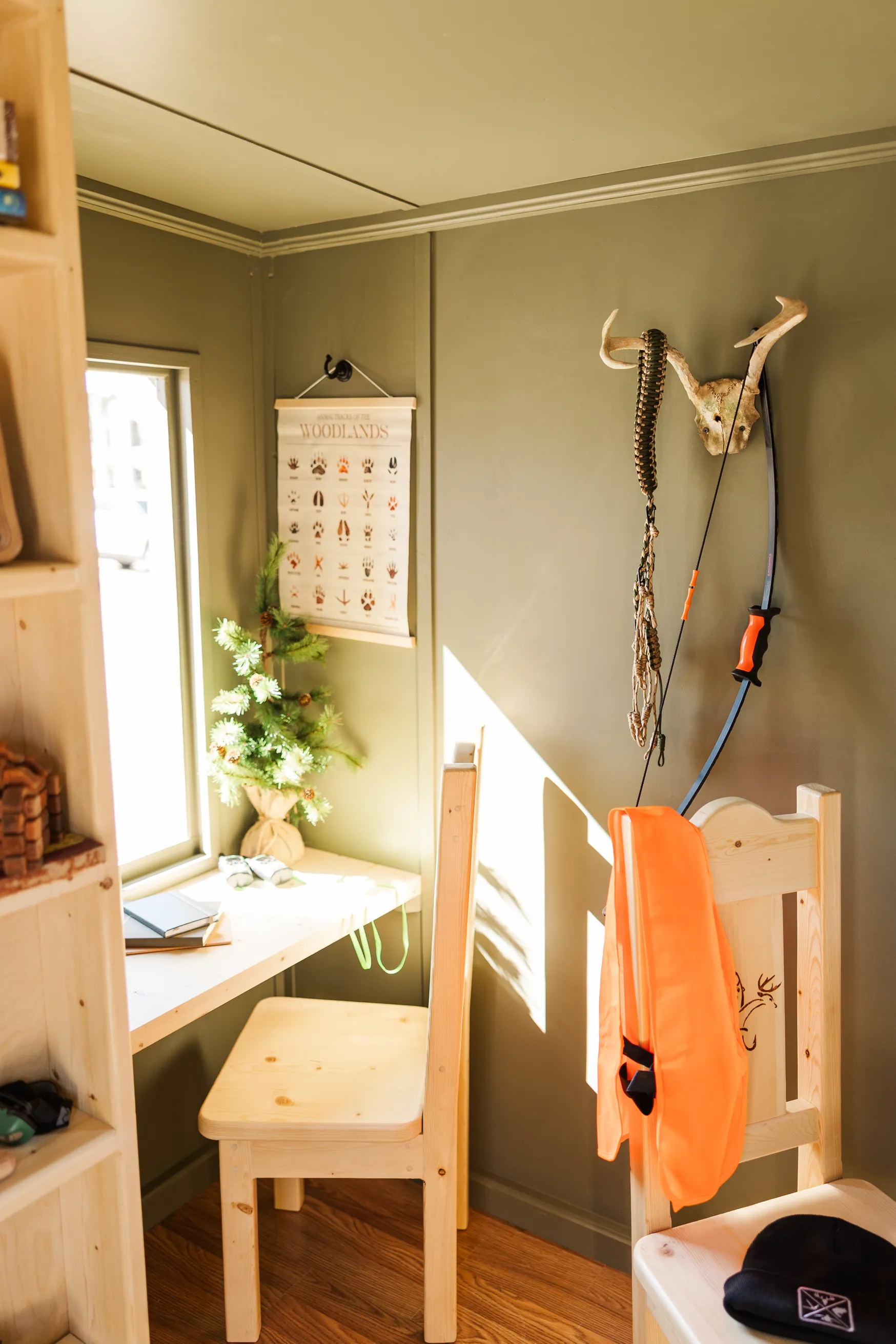 Luxury table setting by Sarah Overall Events with pink embroidered napkins, gold-rimmed plates, floral arrangements, and personalized menus in Shreveport.