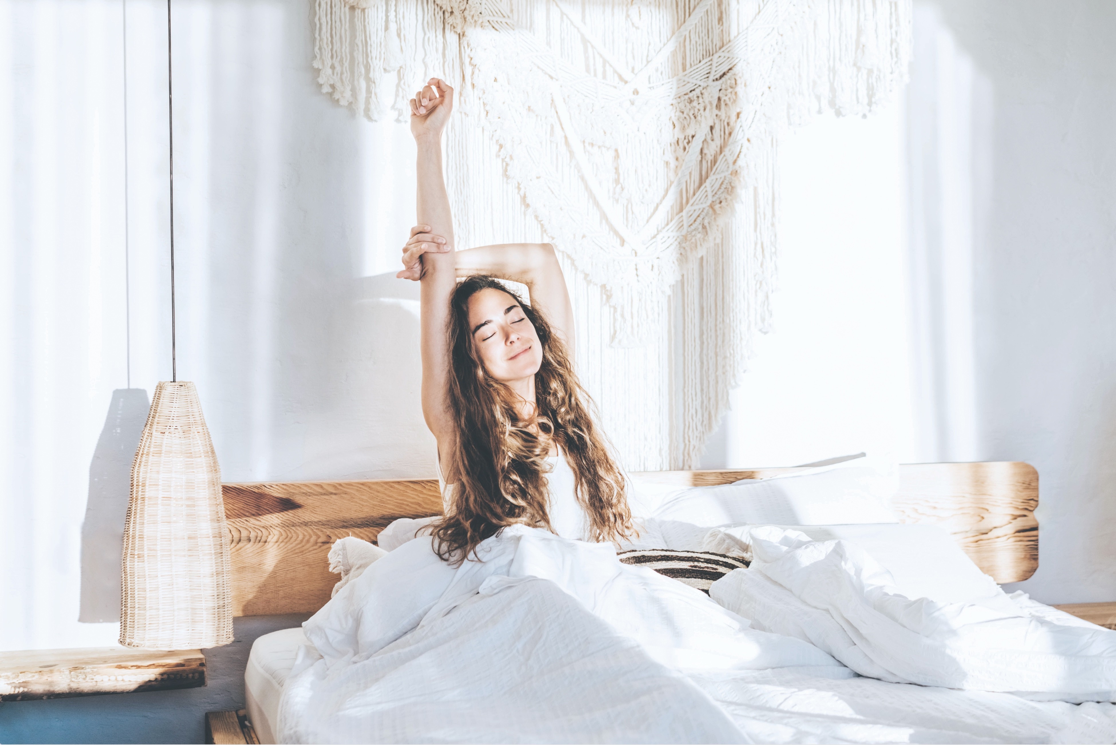 Mujer despertando con expresión de descanso, tras haber usado tapones para dormir durante la noche