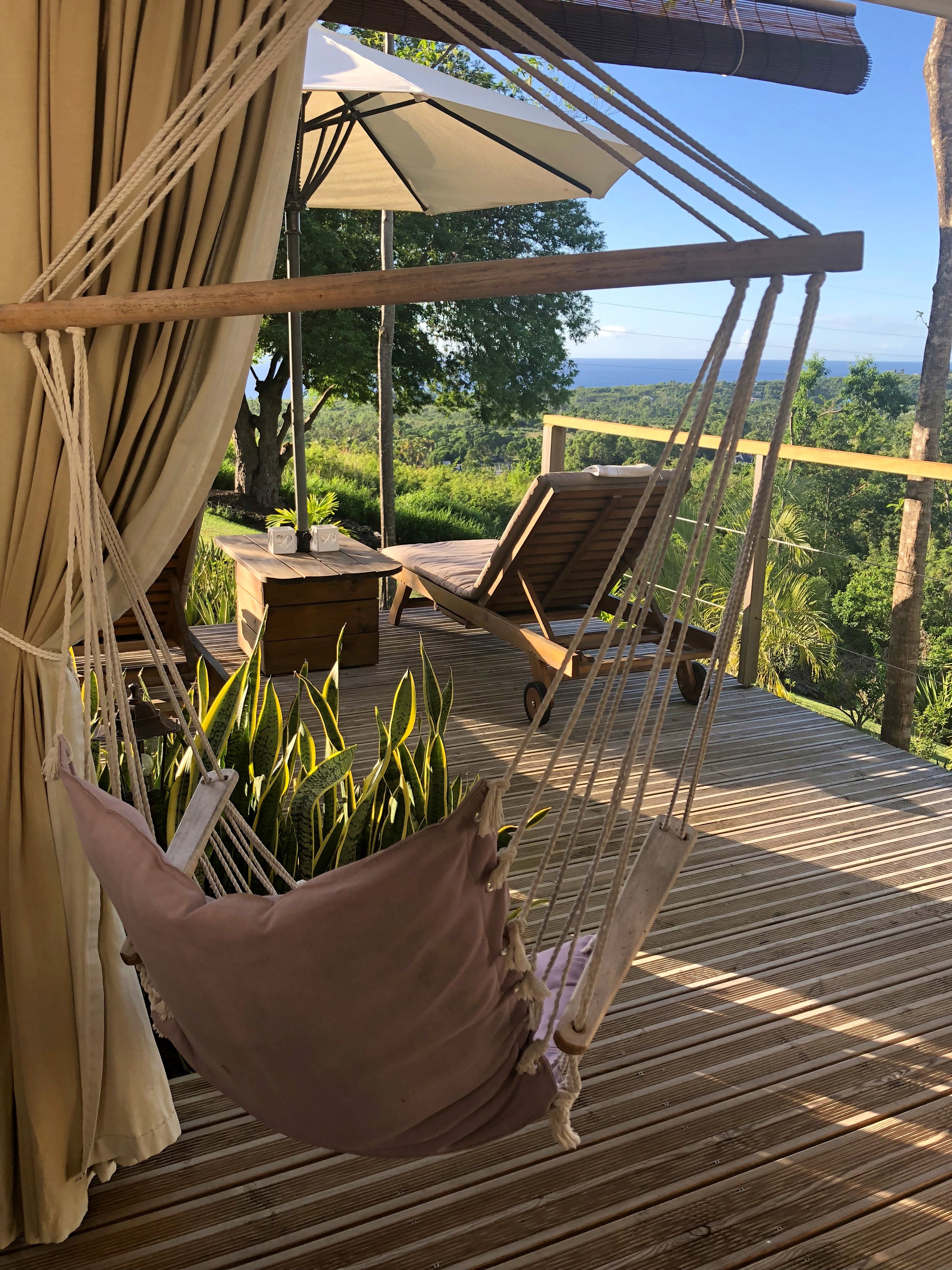 Terrasse privée du Lodge Rosewood avec hamac et vue sur la mer des Caraïbes