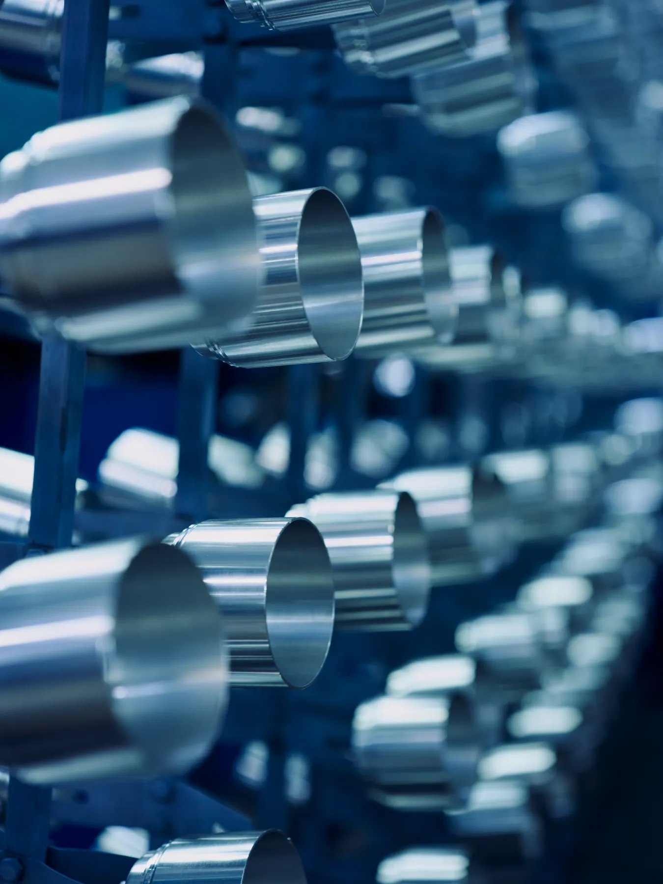 Metalux, Hände beim Maskieren eines Bauteils