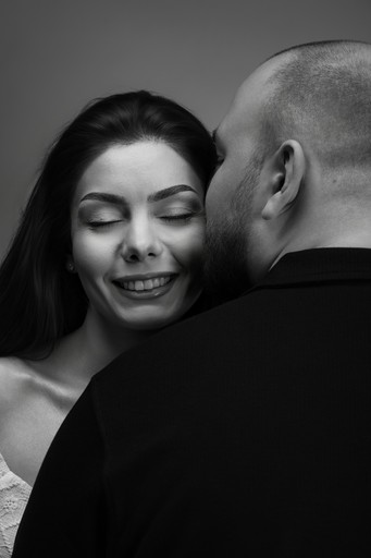 Ședință foto cuplu portret alb-negru realizată într-un studio foto din București