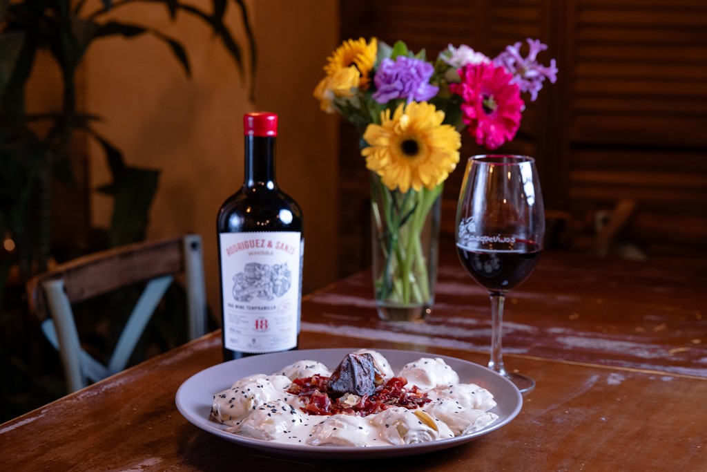 someone is getting ready to eat