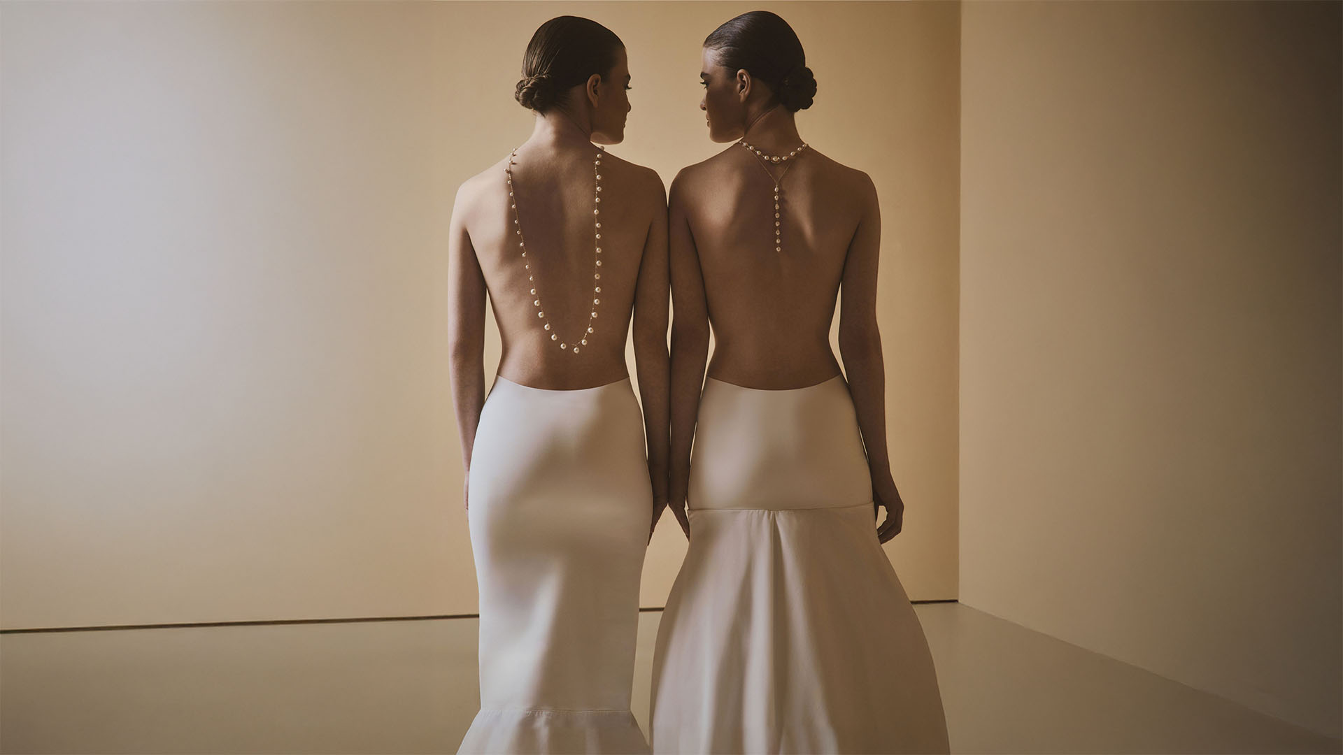 Eleganter Kristallgürtel auf weißem Brautkleid