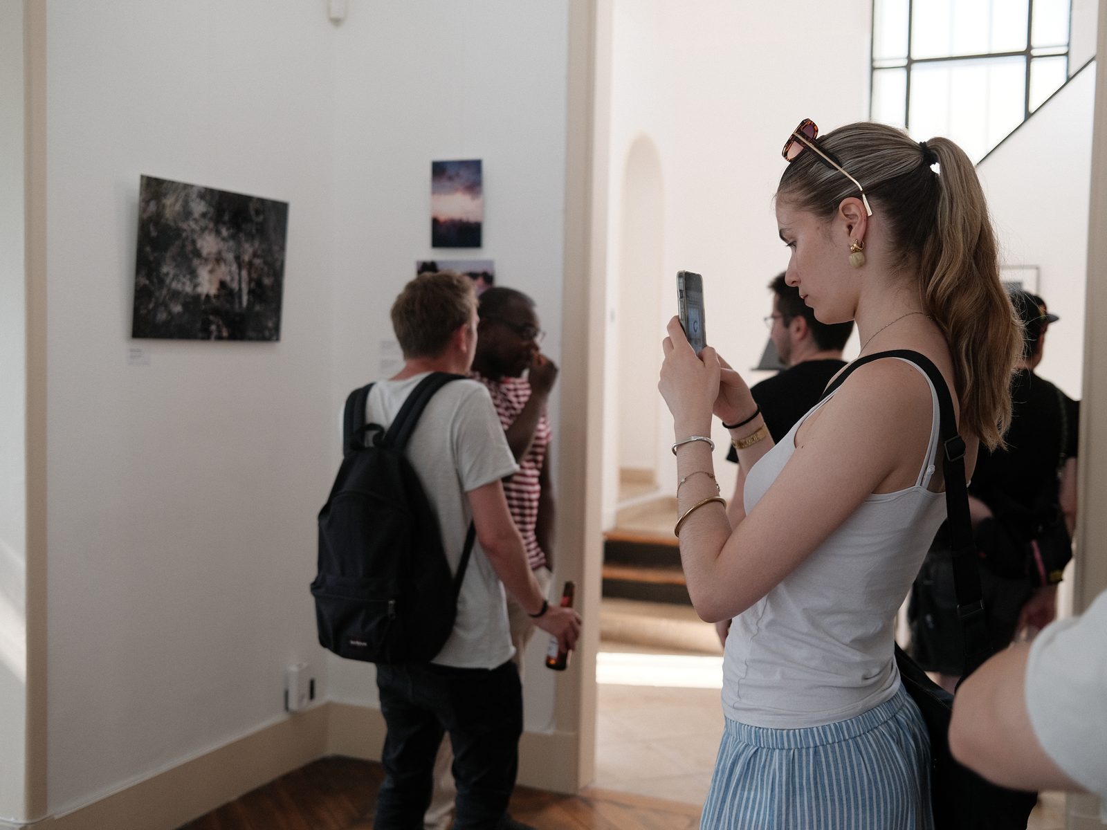 Invitée photographiant une œuvre de Linda Le Kinff