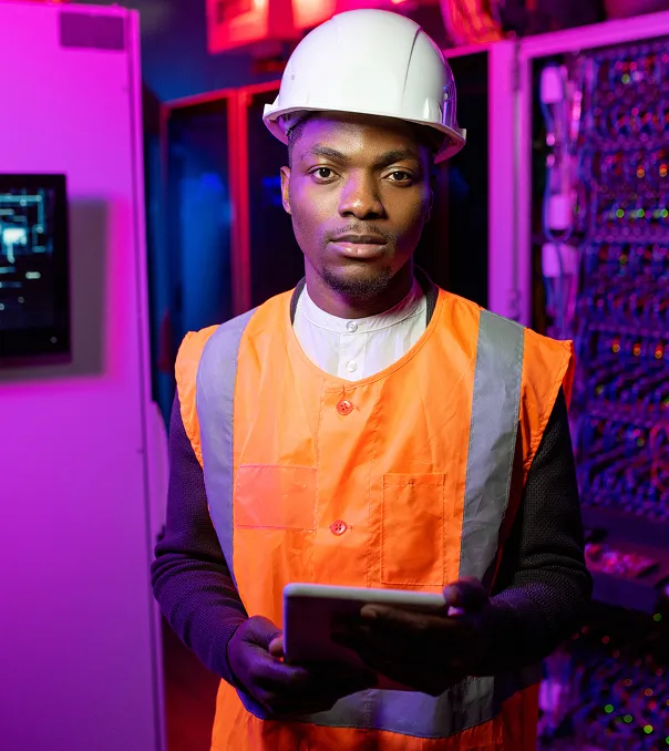 Technicien télécom/fibre optique avec EPI et tablette, formation numérique et réseaux en Guyane.