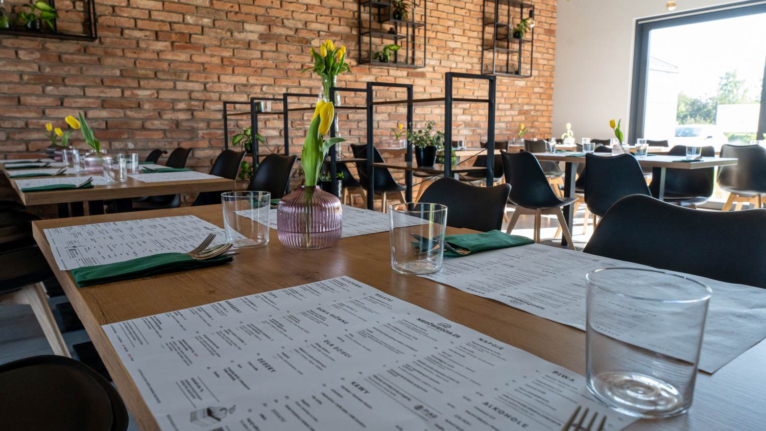 Eleganckie wnętrze restauracji przygotowane na spotkanie biznesowe