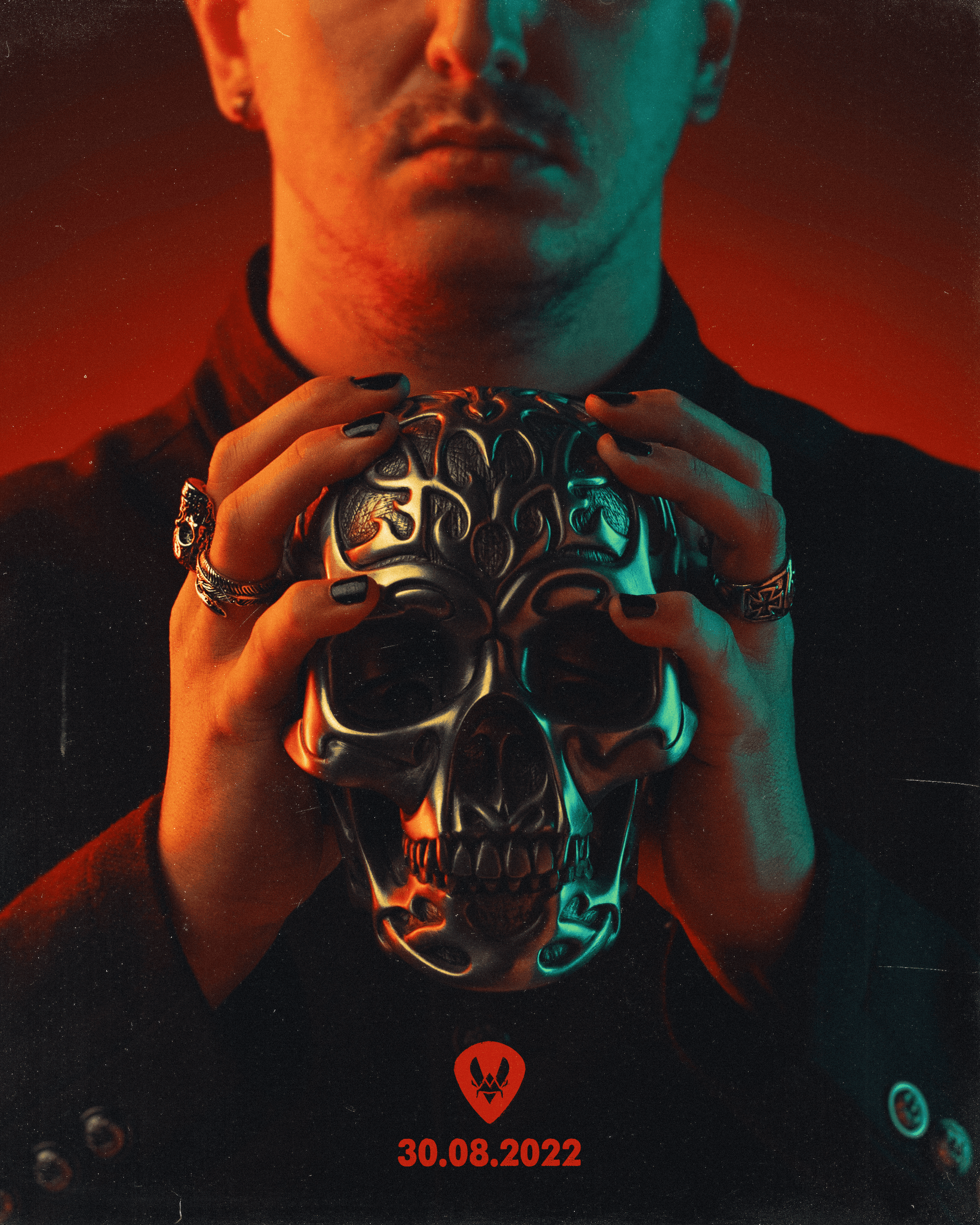 Visuel du projet Metality : Des mains d'hommes avec du vernis à ongles noir et des bagues en argent tenant un crâne métallique