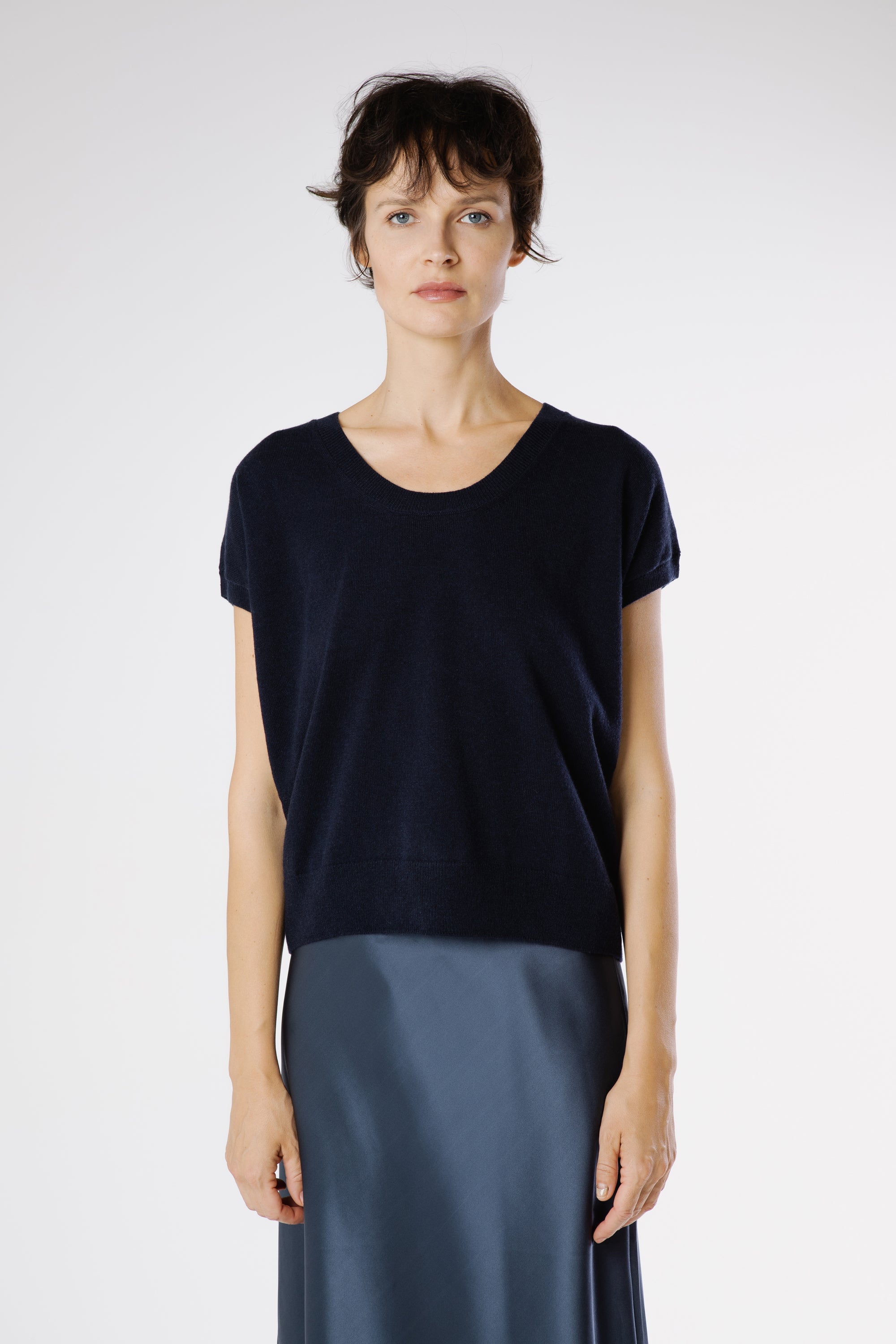 Front view of the Hamlet Cashmere Pullover Beluga in deep navy, highlighting its relaxed silhouette and elegant round neckline.