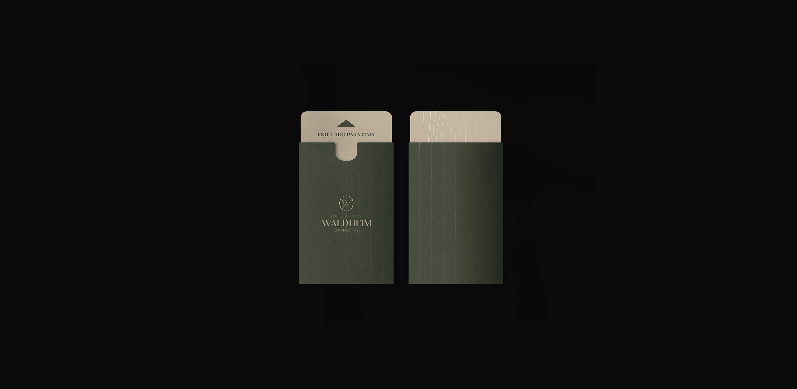 Envelope de cartão de hotel verde com aplicação do logotipo Waldheim e parte do cartão saindo para fora.