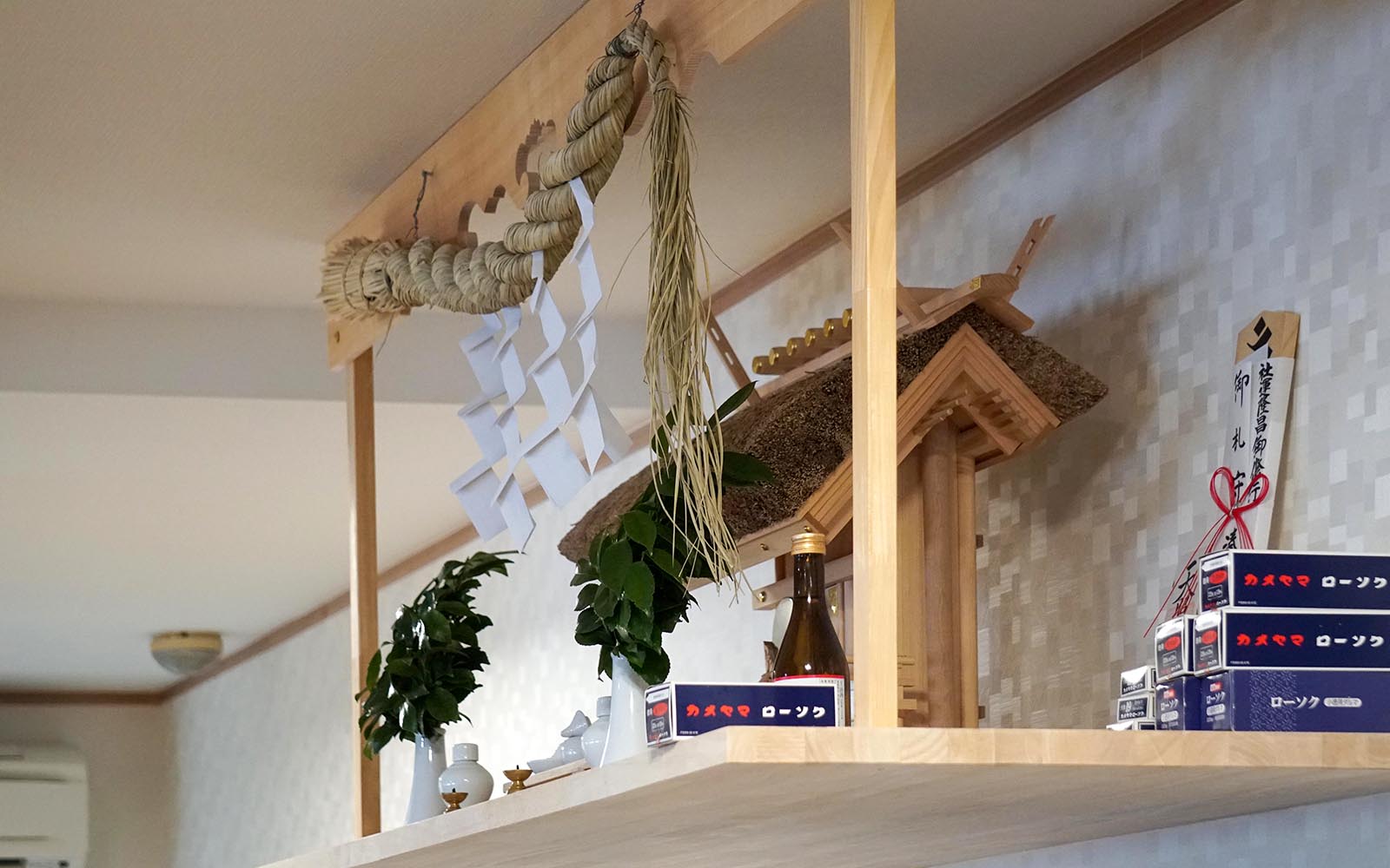 在日本东京的一家传统相扑训练场,观看相扑选手的亲密晨练