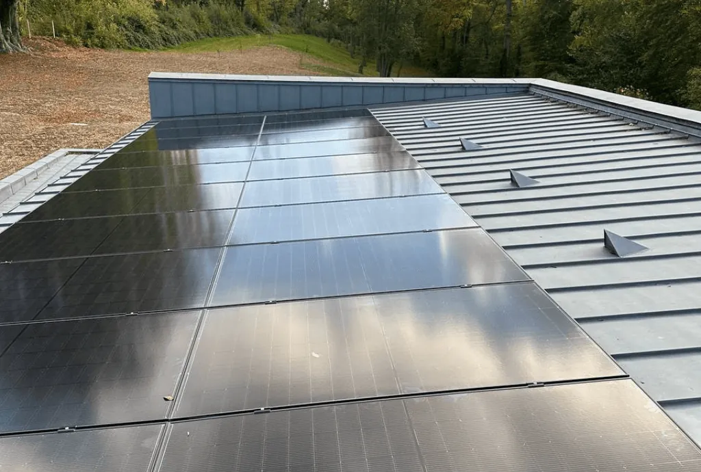 Photo d'une maison à Eu en France équipée de panneaux photovoltaïques dont l'installation a été faite par Solarock.