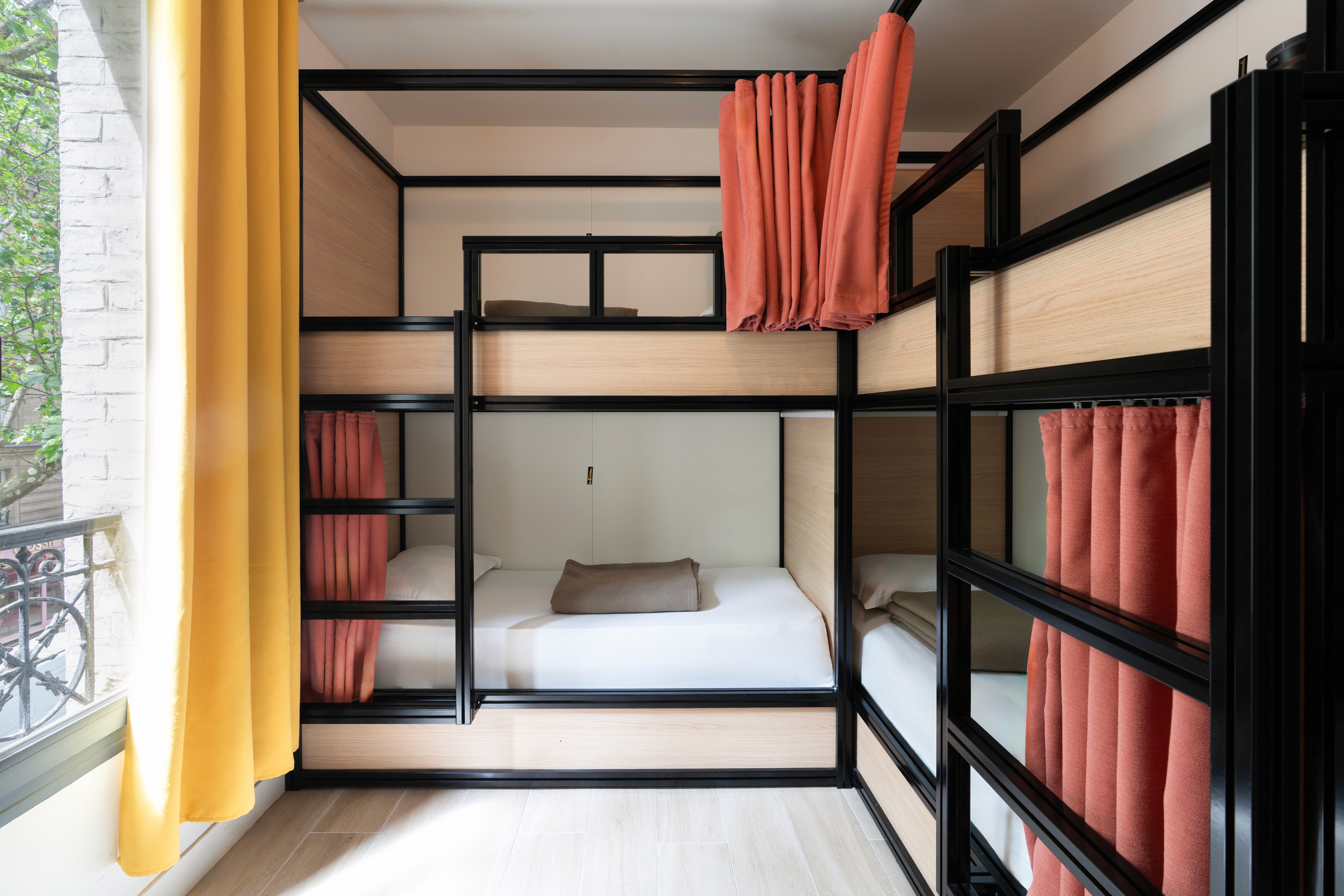 Une chambre spacieuse et lumineuse, pensée pour un séjour confortable à deux au cœur de Belleville.