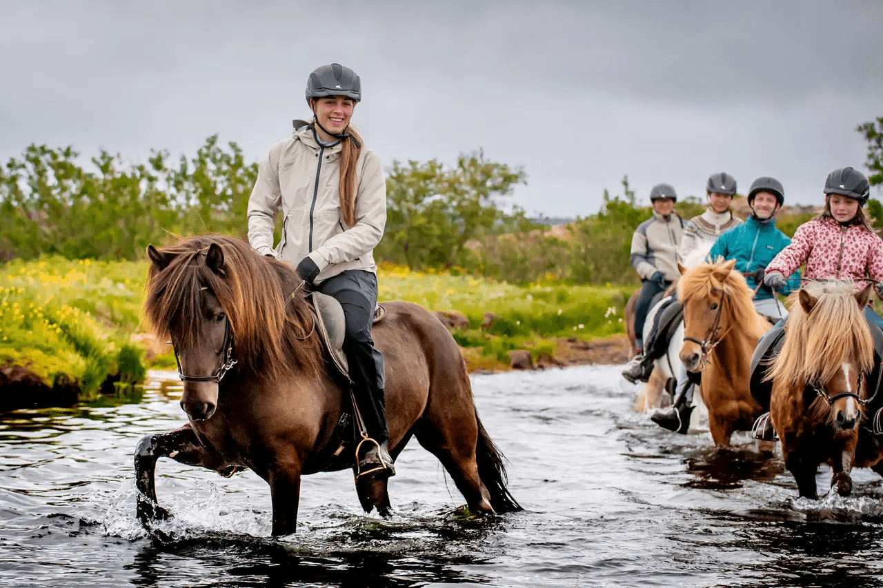 一群骑手骑过一条小河