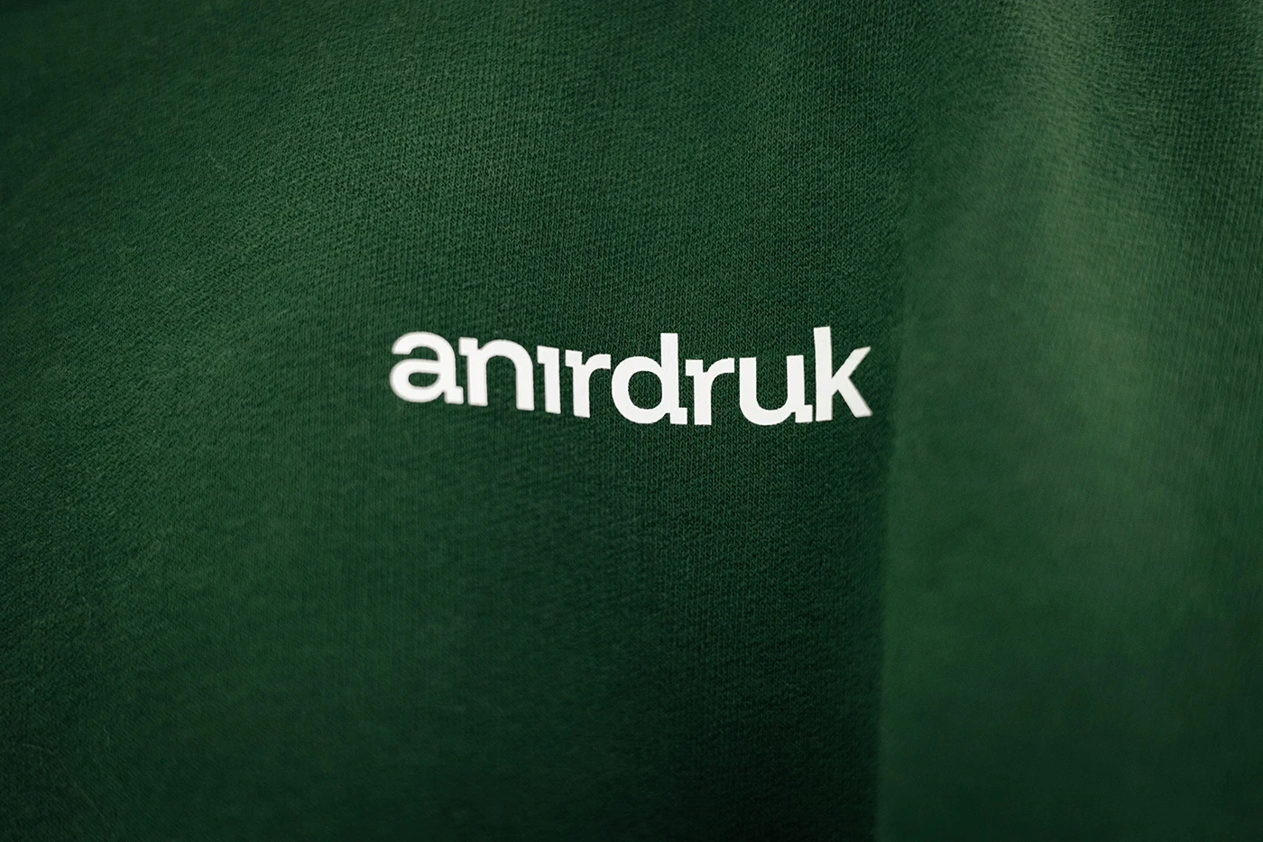 Ciemnozielona bluza z białym nadrukiem logo Anirdruk