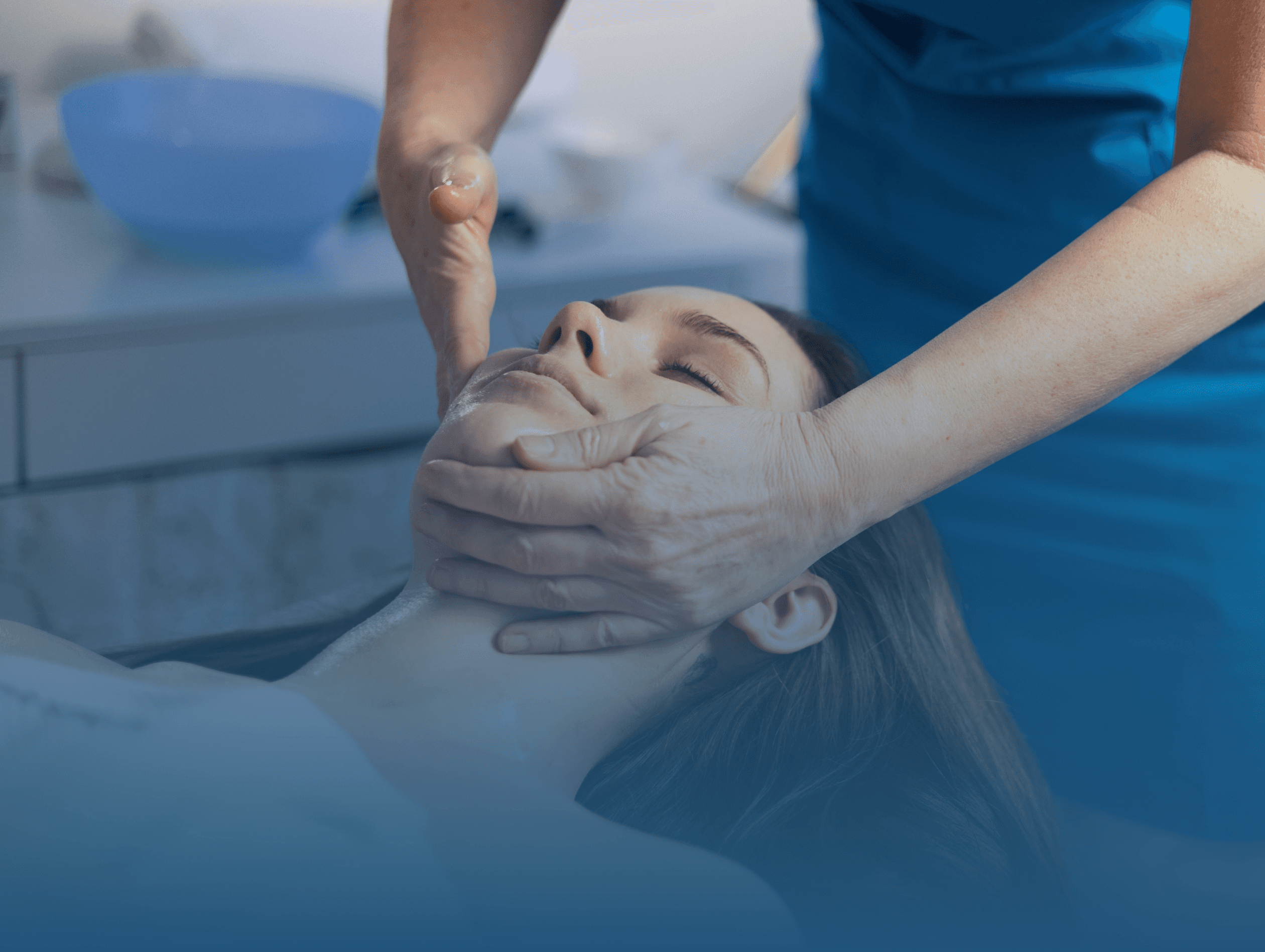 Relaxační masáž obličeje a krku v kosmetickém salonu