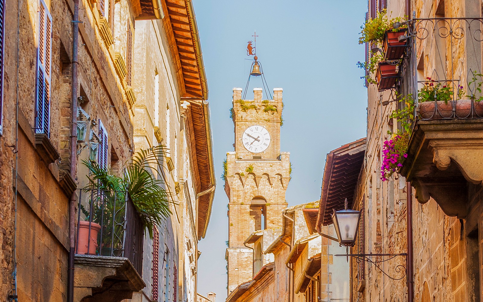 在瓦爾多爾喬一條狹窄街道上的鐘樓，進行為期一天的旅遊。