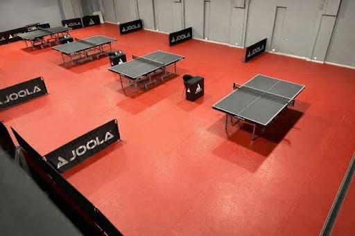 Team building pingpong bij Killypong Mortsel in Antwerpen met meerdere wedstrijdtafels