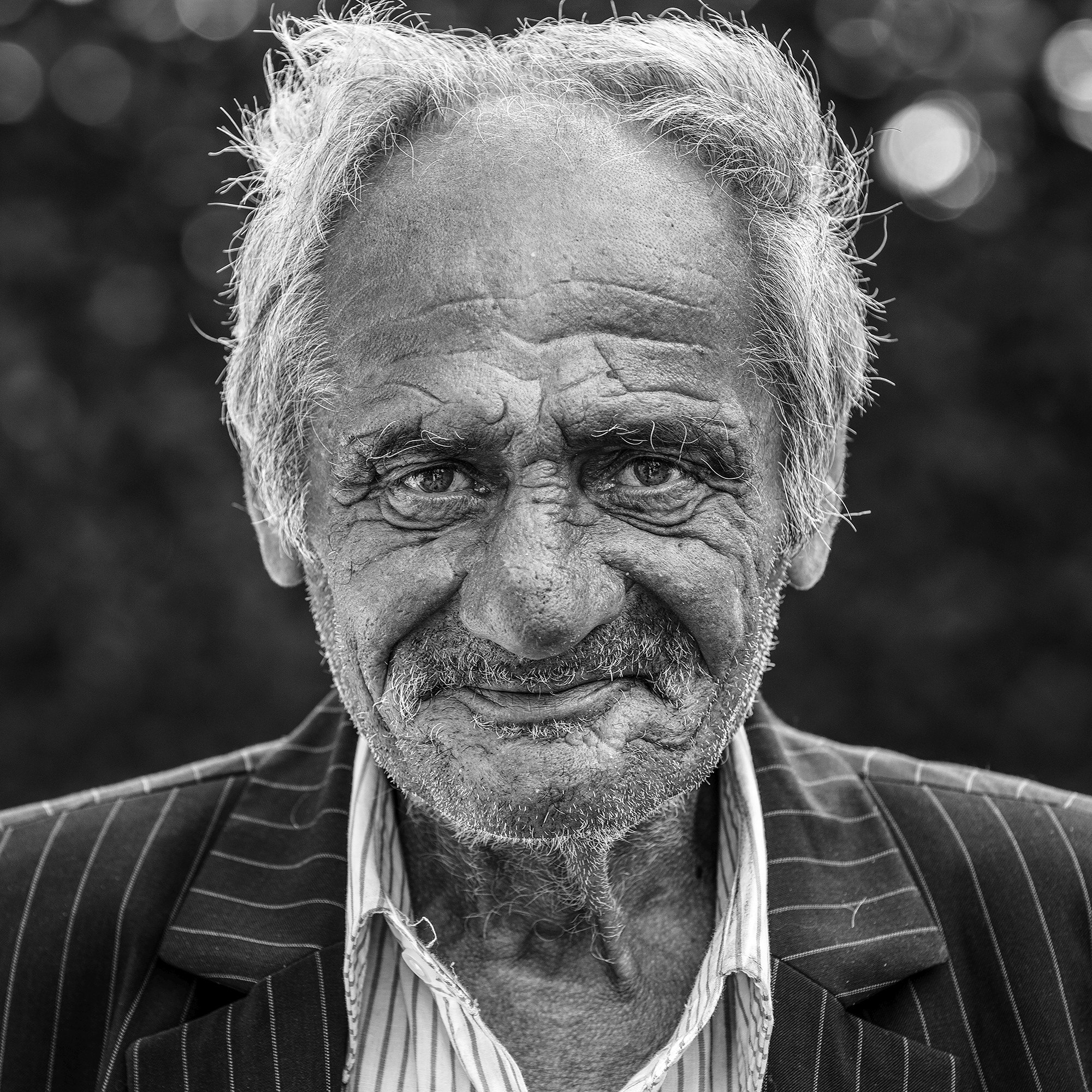 Frederic Bourcier, photographe documentaire, réalise des portraits d’un sans domicile fixe qui vient régulièrement lui rendre visite à son atelier. A travers ces photos, on peut voir les saisons , son humeur et surtout son état de fatigue.