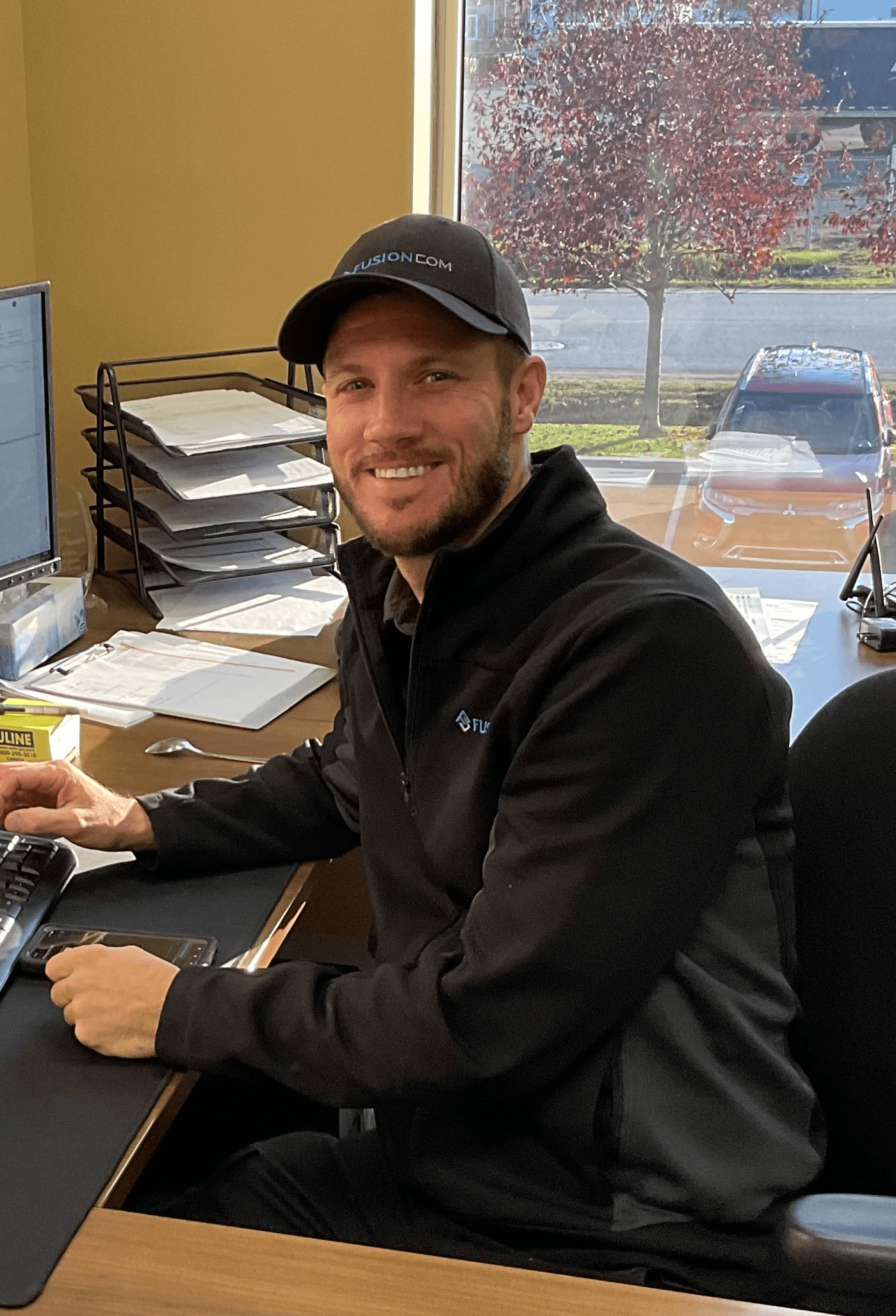 Portrait de Dannick Paquette, superviseur à l’installation, assis près d’une fenêtre.