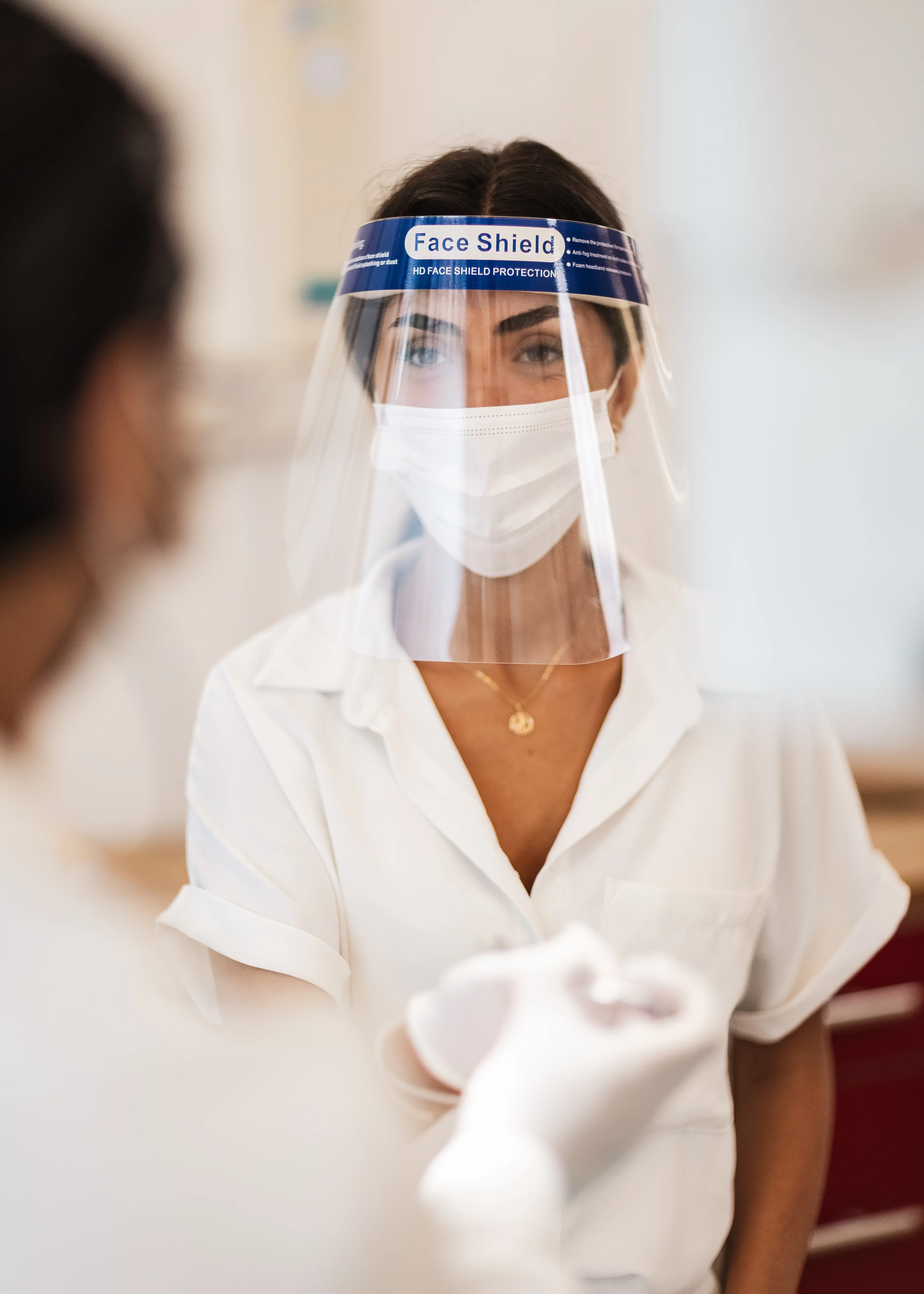 Tandarts die behandeling bij patiënt uitvoert.