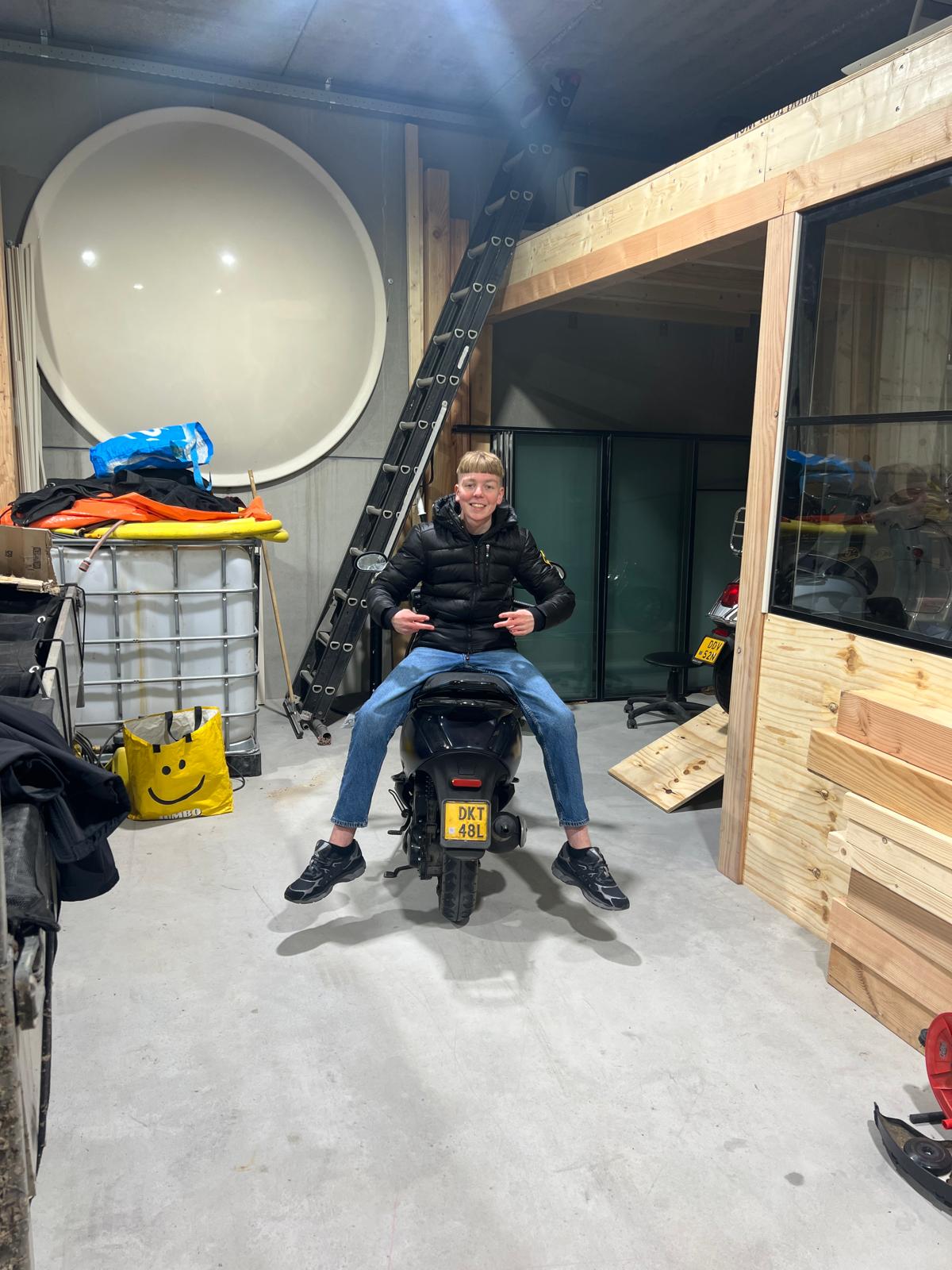 Thom en scooter