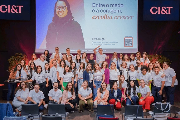 Grupo de pessoas em cima do palco após palestra 