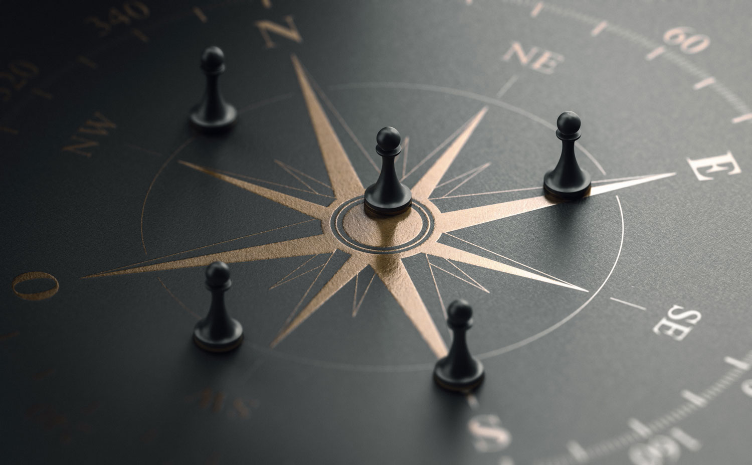 Pionki szachowe na tarczy kompasu obrazujace precyzyjne planowanie kierunku rozwoju oraz pozycjonowanie wizerunku firmy