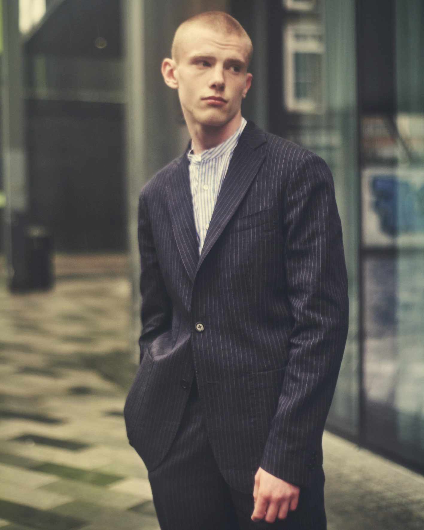 Dans le lookbook Aspesi, le mannequin porte un costume marine rayé et une chemise blanche à rayures bleu ciel