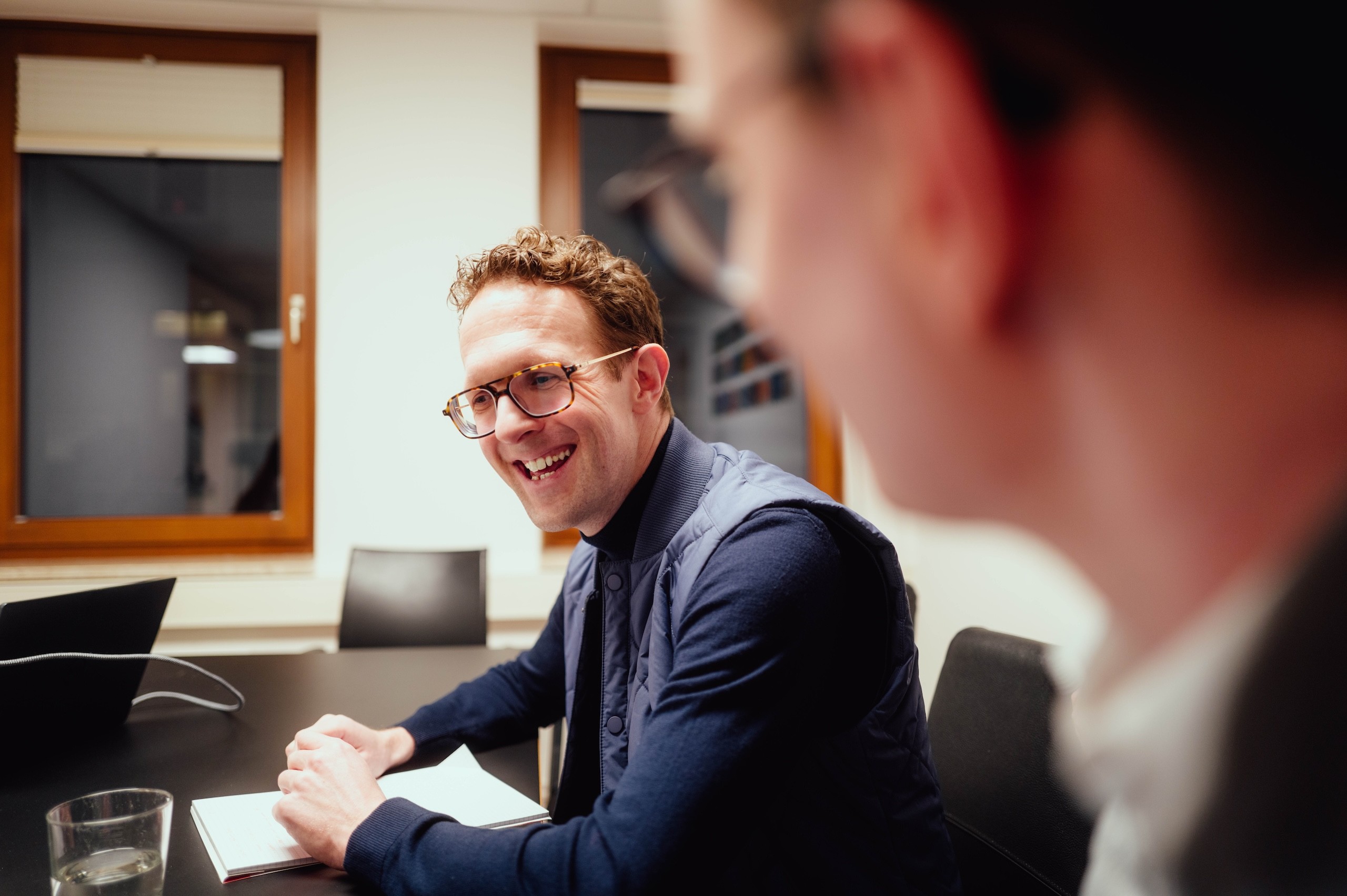 Lockerer Austausch im Team über laufendes Projekt