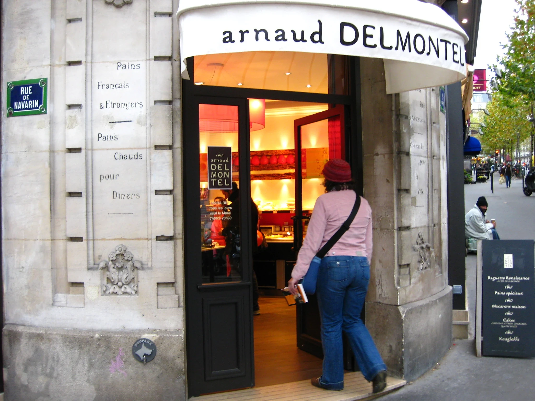 Entrée de Maison Arnaud Delmontel à l’angle des rues des Martyrs et de Navarin, à Paris.