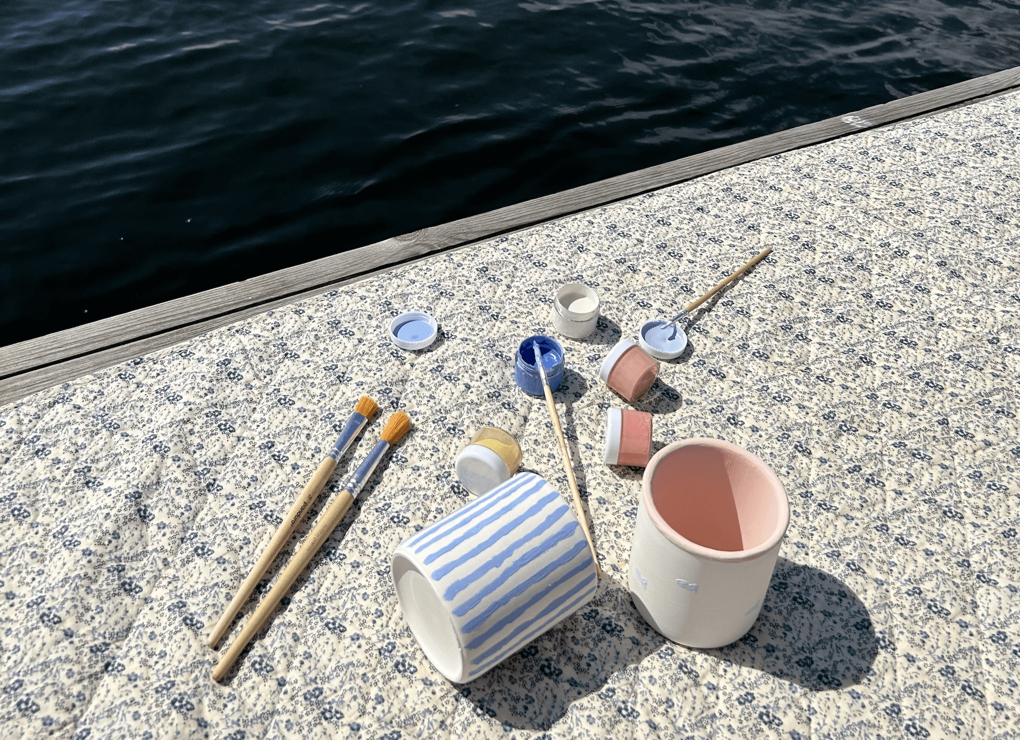 Kopper og malesaker på en brygge ved havet