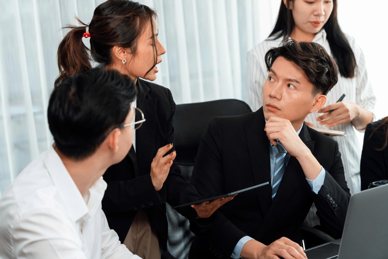 營運異常即時預警通知示意圖, 異常數據自動提醒與警示畫面, 即時預警防範問題升級特色, AI 異常預警工具截圖, Operational Anomaly Real-Time Alert Notification Illustration, Auto Alert on Abnormal Data Warning Screen, Instant Warning Prevent Escalation Feature, AI Anomaly Alert Tool Screenshot