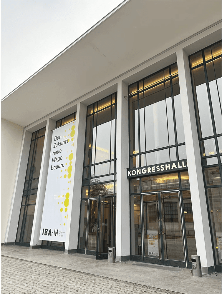 Der Zukunft neue Wege bauen - Eingang der Kongresshalle