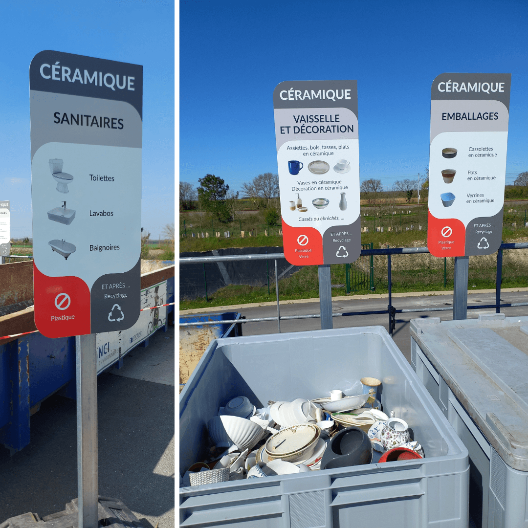 Panneaux de signalisation d'une déchetterie indiquant trois catégories de collecte sélective de la céramique : sanitaires, vaisselle et décoration, et emballages, avec un bac gris rempli de vaisselle usagée au premier plan