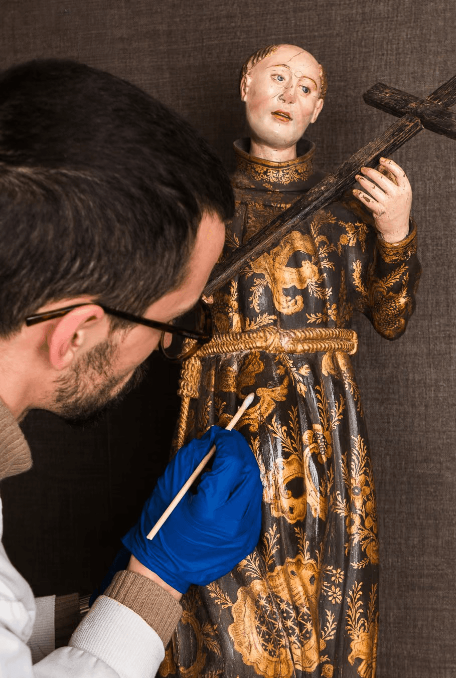 Restauro de pintura a óleo antiga por conservador-restaurador no atelier Patrimonium, Porto