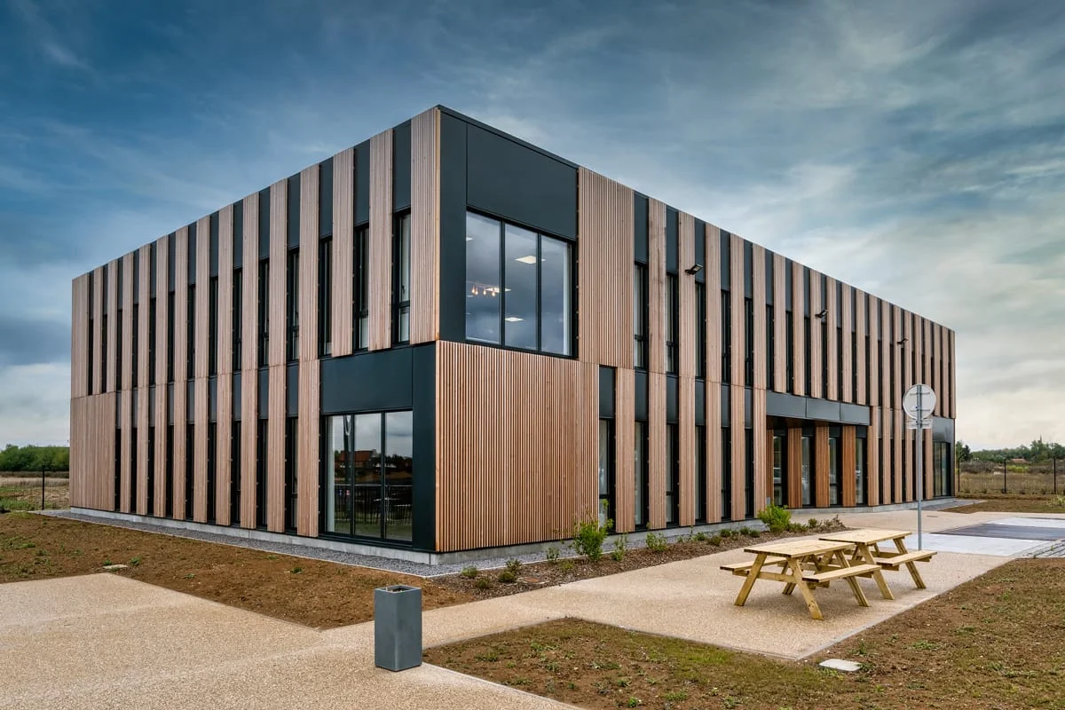 Bureaux contemporains bardage bois et noir — photographie architecture Lille | Anteale Yann Manac’h