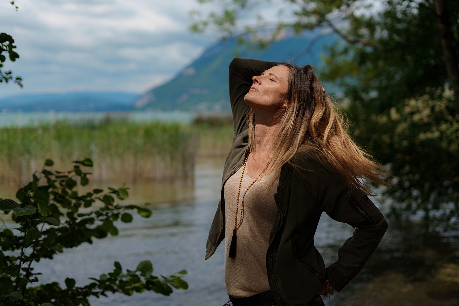 Portrait femme prenant le soleil bord du lac