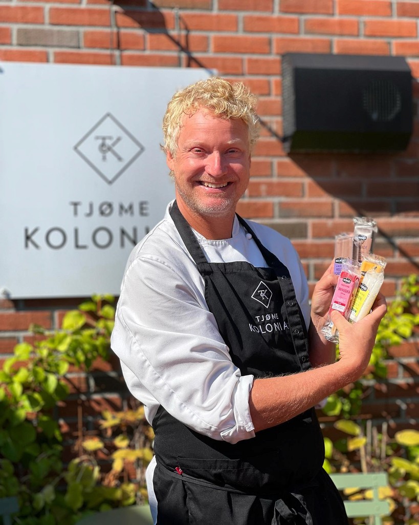 Kokken Kim som poseserer glad og fornøyd med et utvalg av is utenfor kolonialen