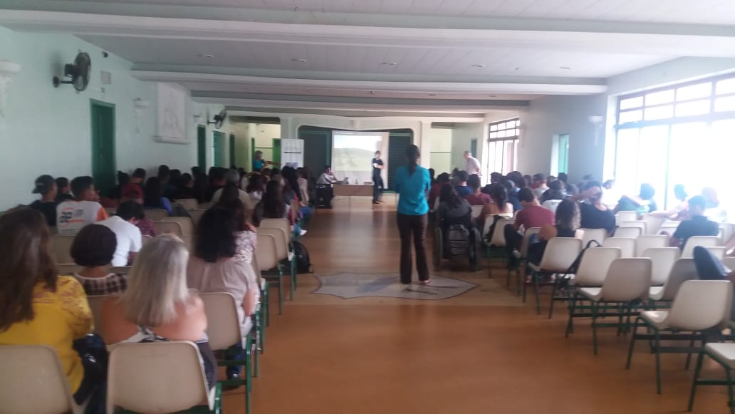 Plateia sentada em auditório assiste a apresentação no lançamento regional do livro sobre RPPNs