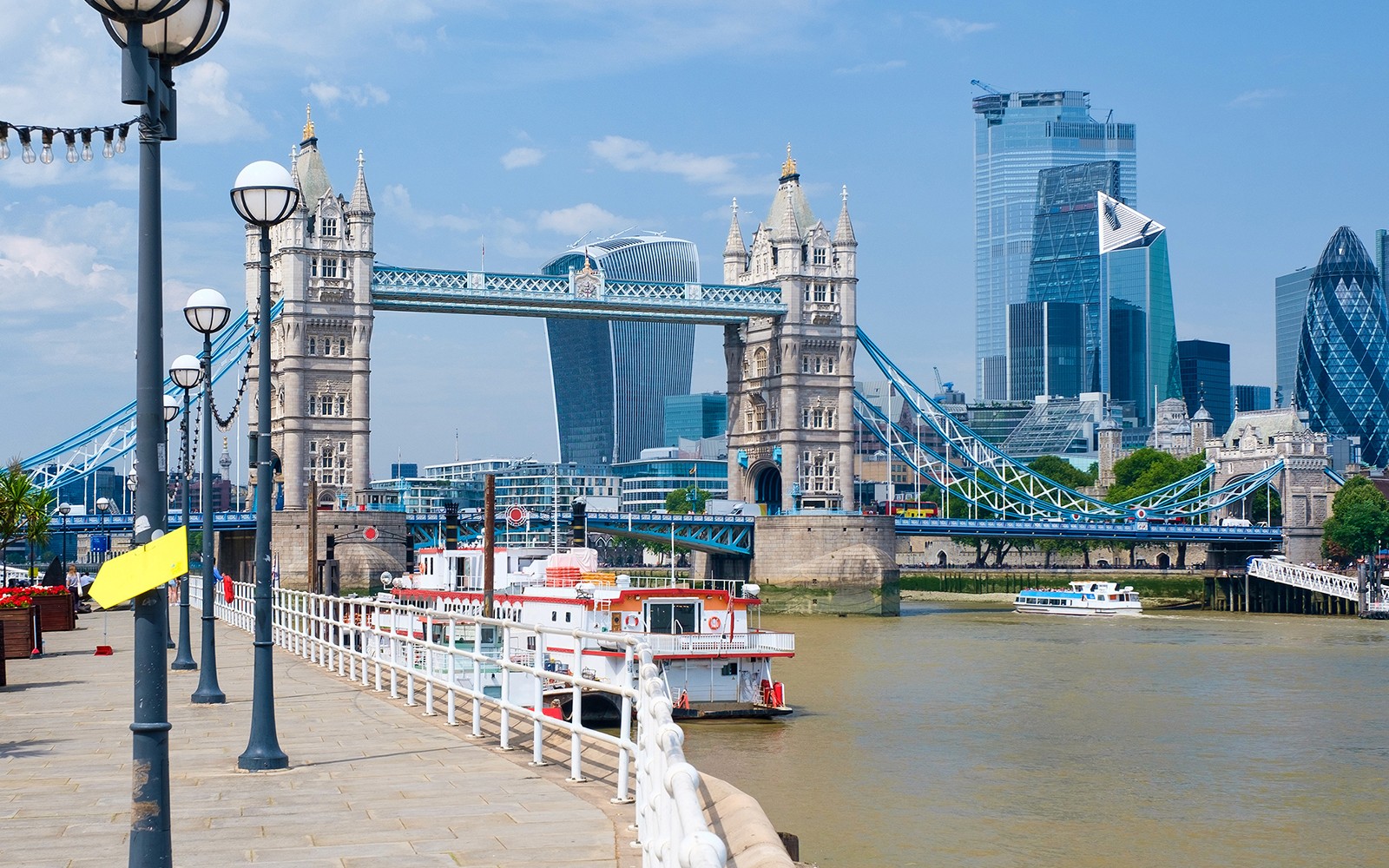 Tower Bridge och båtar på floden Themsen nära London Tower Pier.