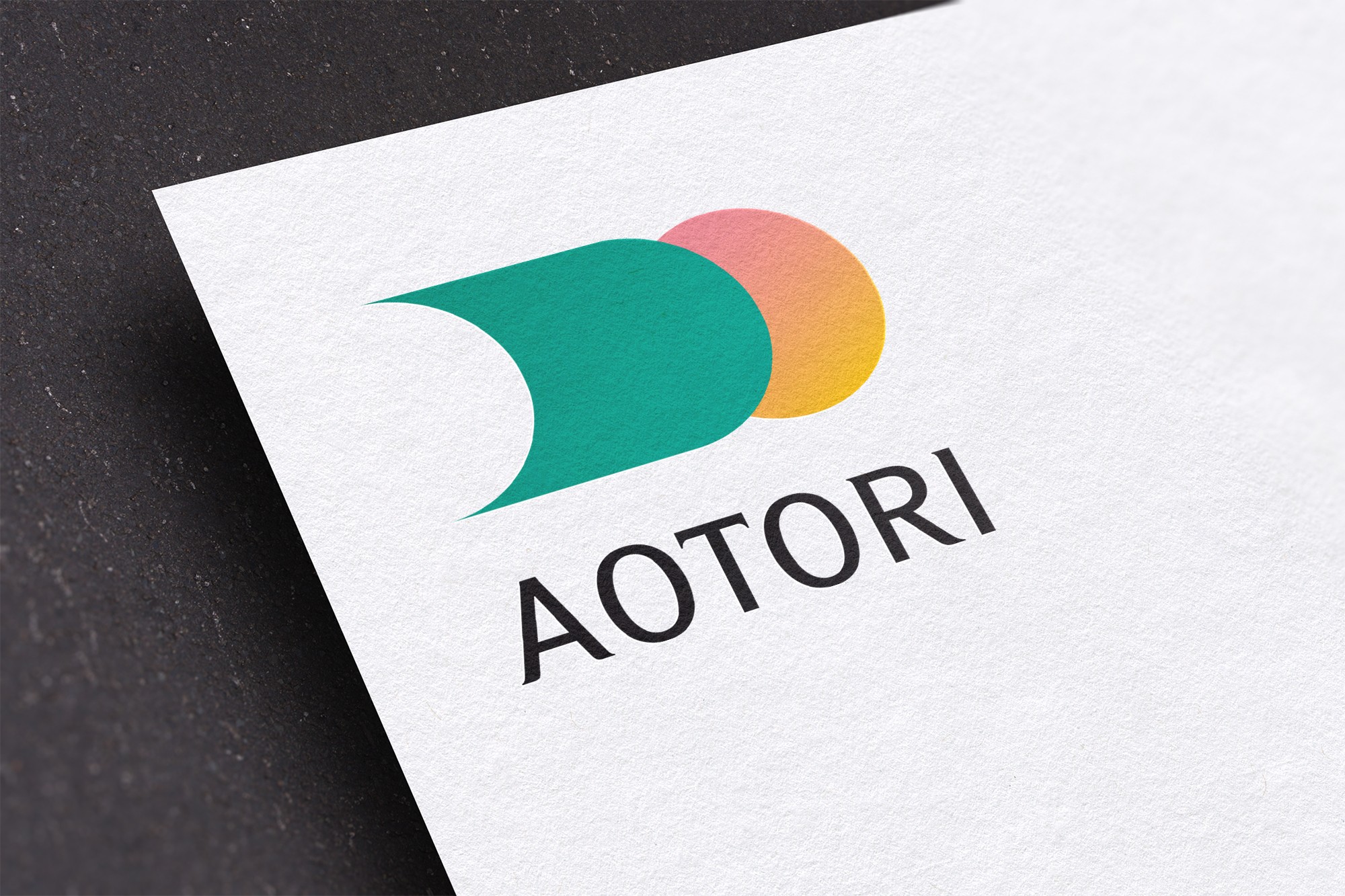 這張圖展示了春禾設計事務所的品牌標誌。標誌設計由一個綠色和粉紅色漸層的半圓形組成,旁邊是黑色的「AOTORI」字樣,印刷在白色紙張上。